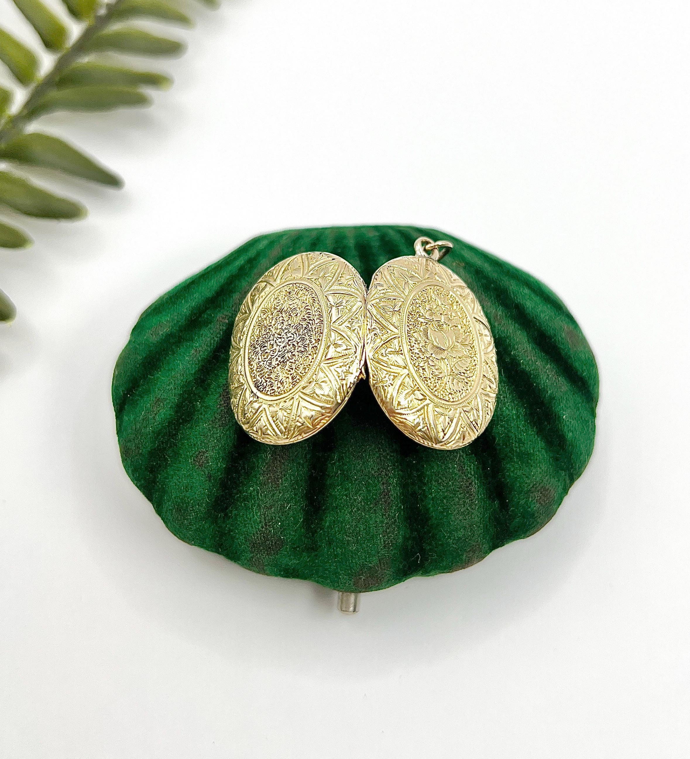 Antique 9ct Yellow Gold, Victorian Floral Engraved Peony Oval Locket For Sale 3