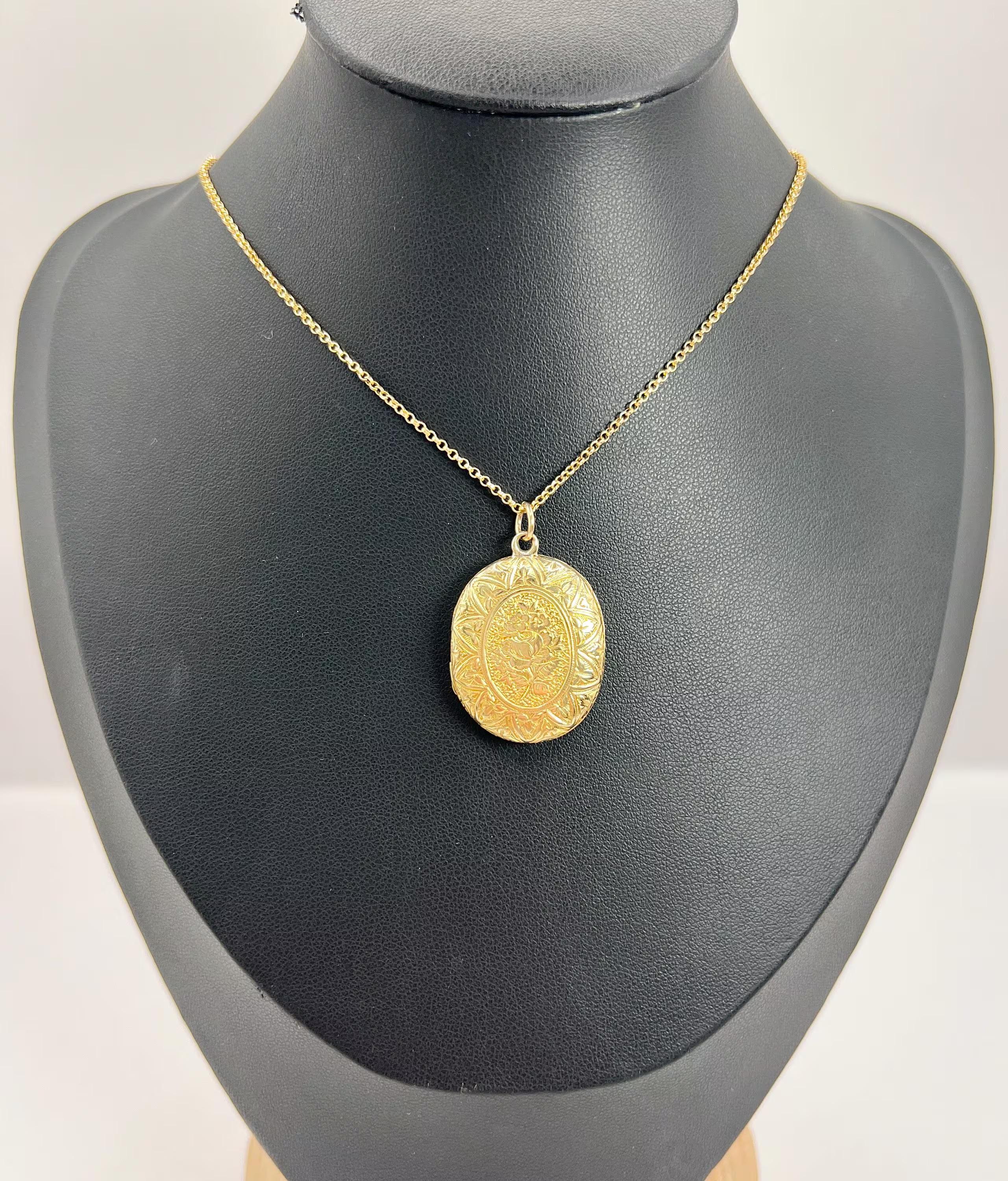 Antique 9ct Yellow Gold, Victorian Floral Engraved Peony Oval Locket For Sale 4