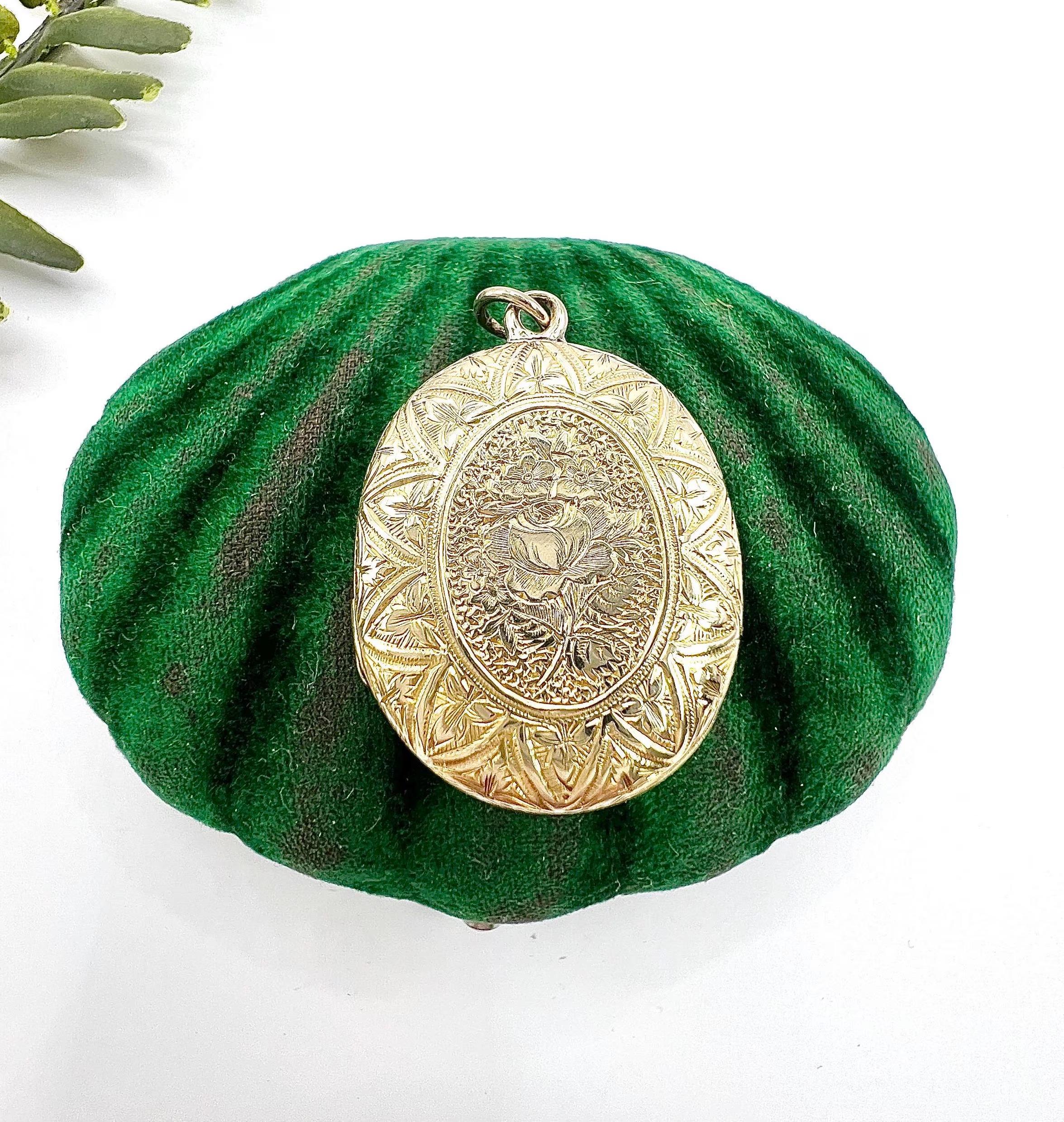 Antique 9ct Yellow Gold, Victorian Floral Engraved Peony Oval Locket For Sale 5