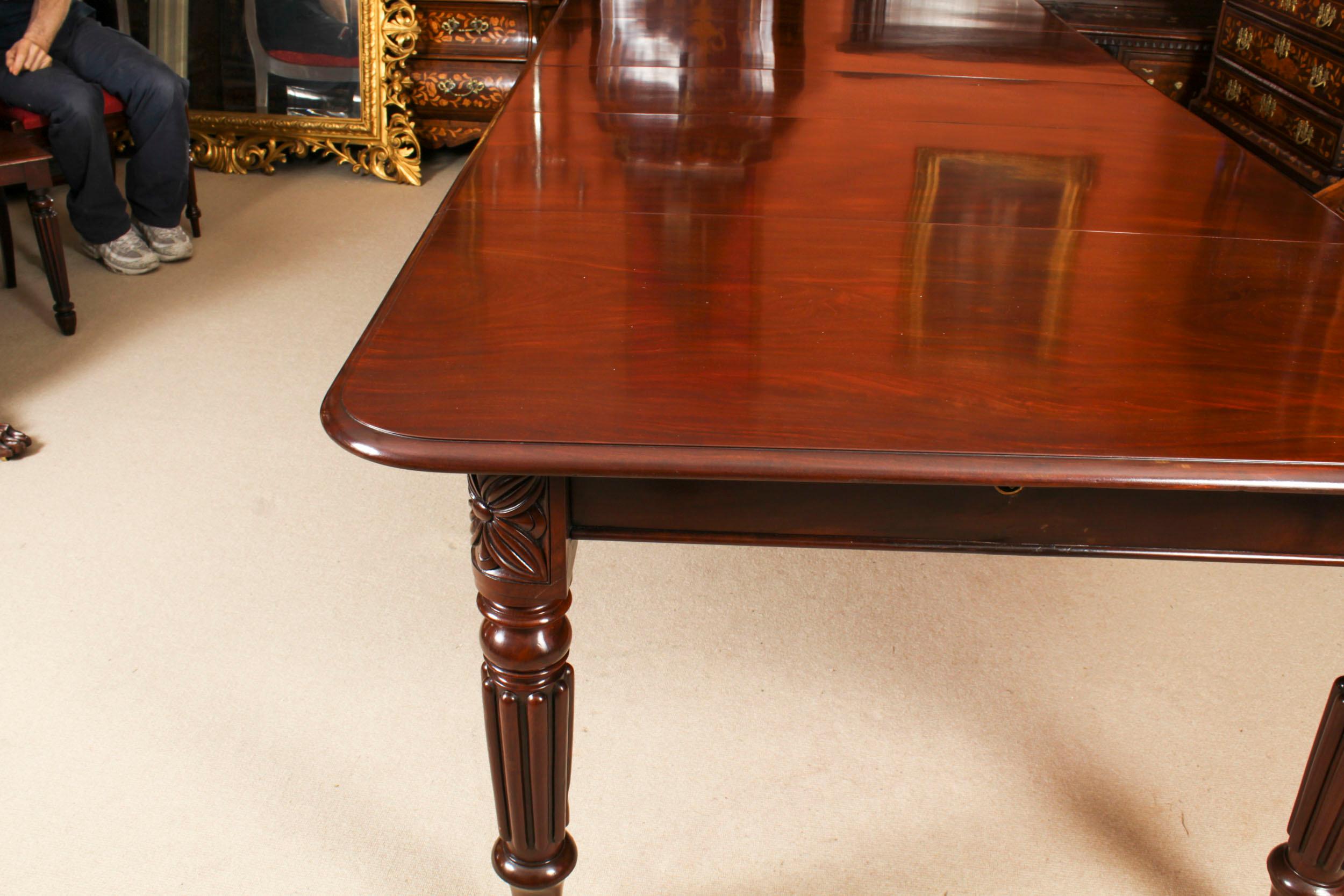 Antique Regency Flame Mahogany Extending Dining Table, 19th Century 4