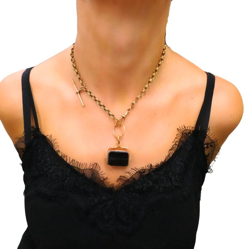 
Materiali: Oro 9K 
Peso: Catena - 22 grammi; Ciondolo - 15,6 grammi
Pietra preziosa: Pietra di sangue, Agata 
Misure: Ciondolo - 1