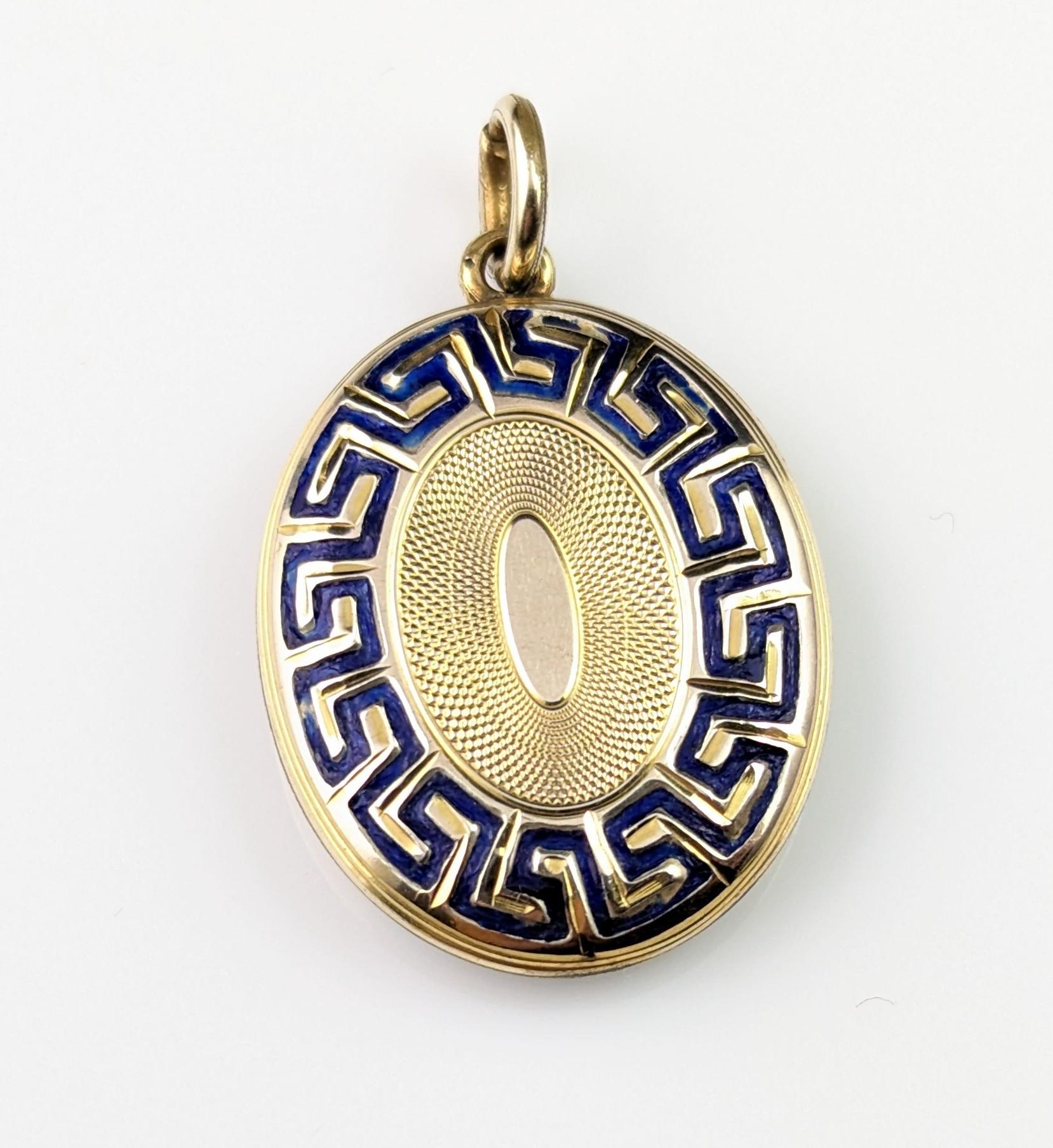 Antikes 9 Karat Gold und blaues Emaille-Gedenkarmband, griechisches Schlüsseldesign  11