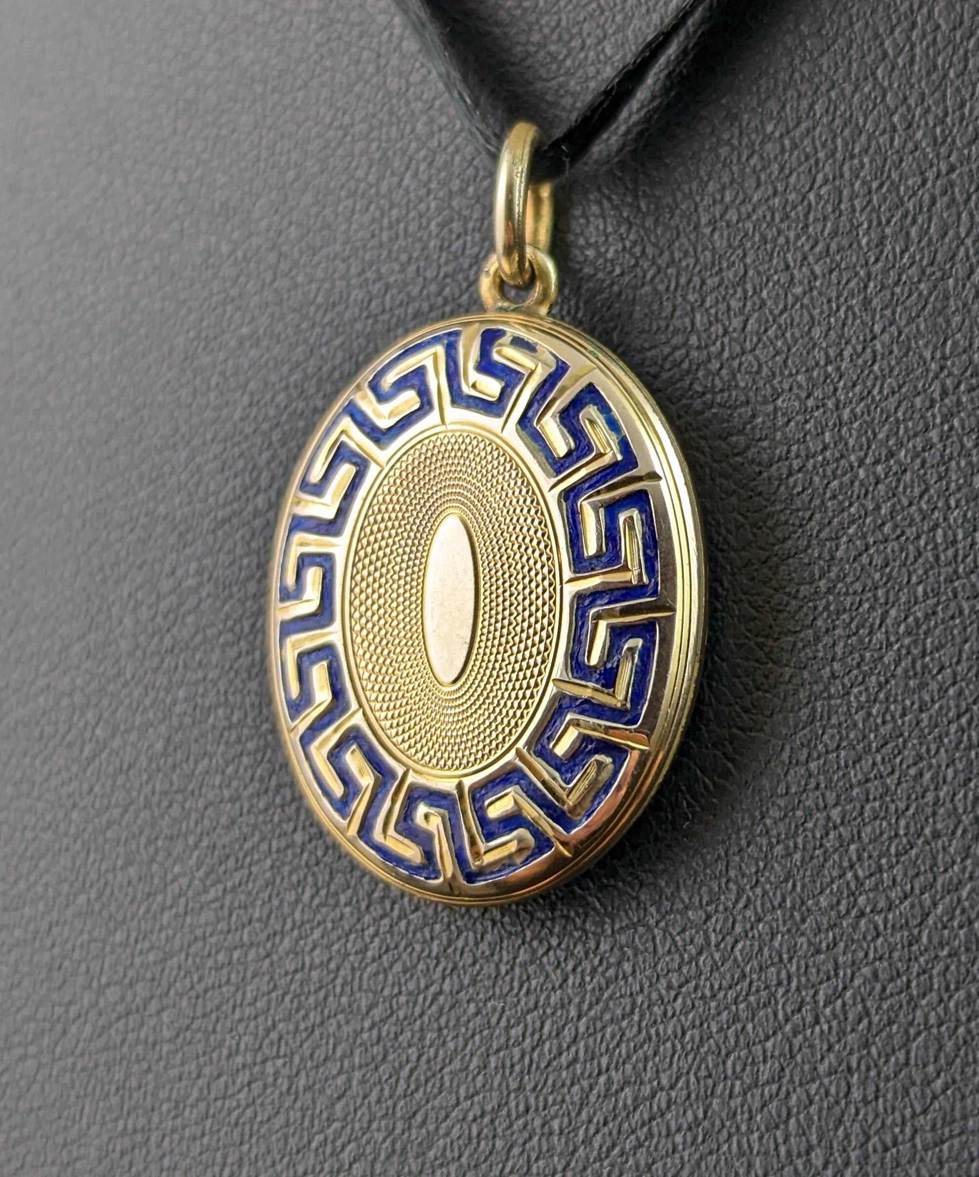 Antikes 9 Karat Gold und blaues Emaille-Gedenkarmband, griechisches Schlüsseldesign  (Edwardian)