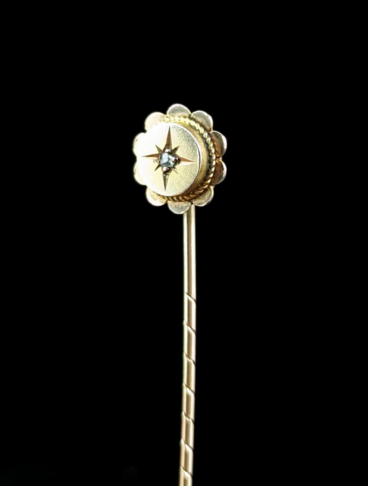 Antique 9k gold and diamond stick pin, Gypsy set, star  In Good Condition In NEWARK, GB