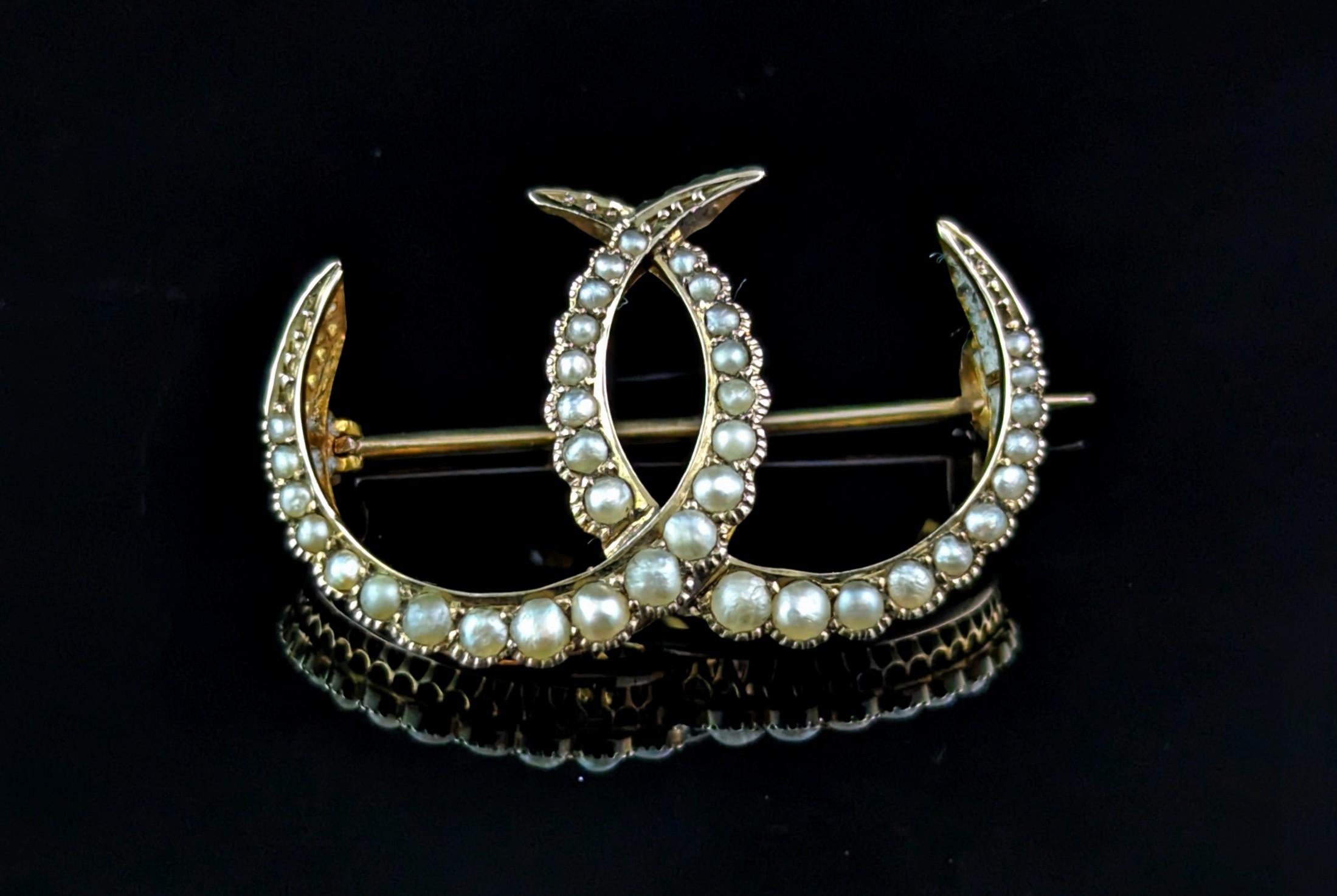 Antiguo broche de oro de 9 quilates y doble luna creciente de perlas, Murrle Bennett  en Bueno estado para la venta en NEWARK, GB