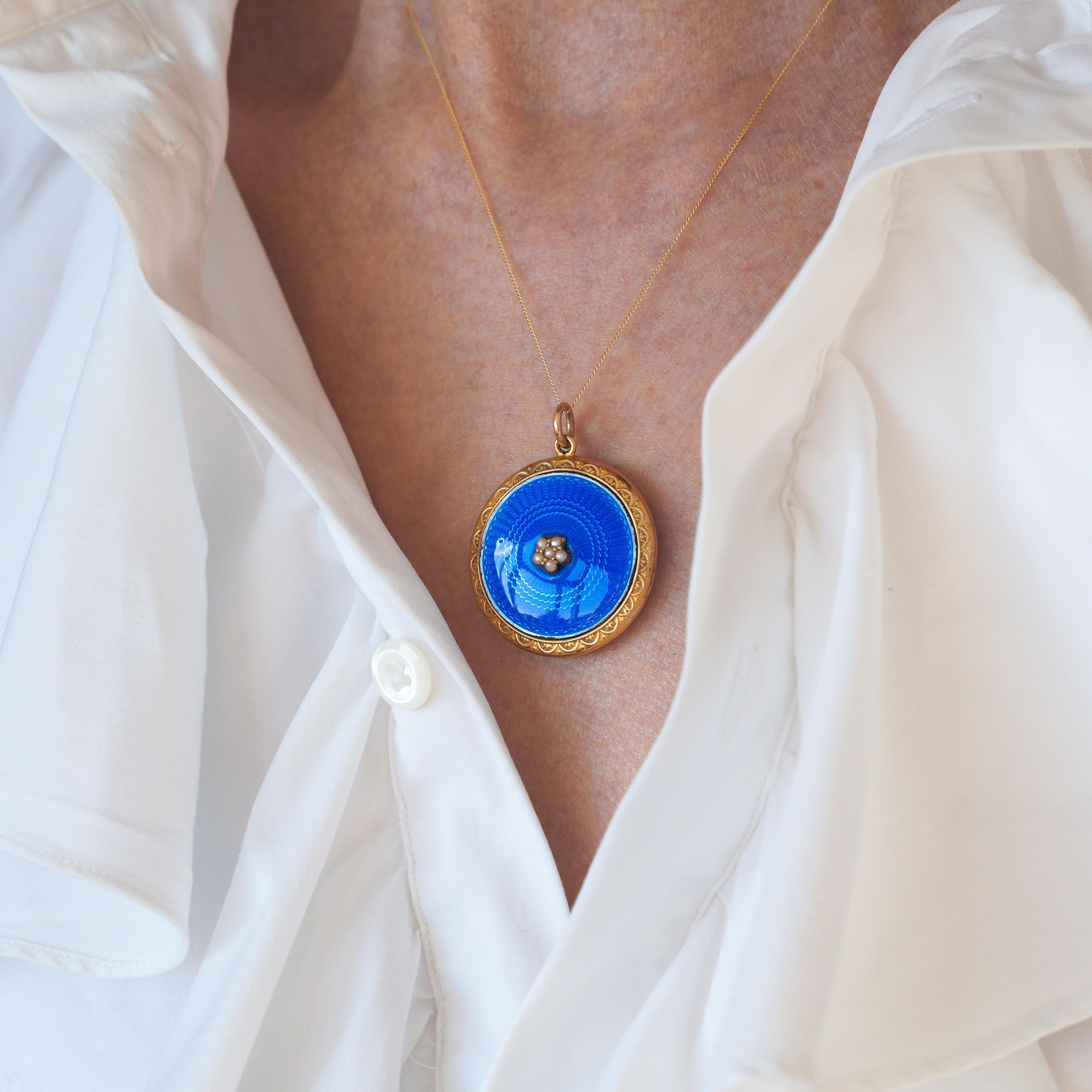 We are delighted to offer this splendid late Victorian/early Edwardian blue enamel pendant necklace made c.1900 in 9ct solid gold. 

Striking and distinguished from contemporary pieces, this pendant necklace features a wonderful blue enamel