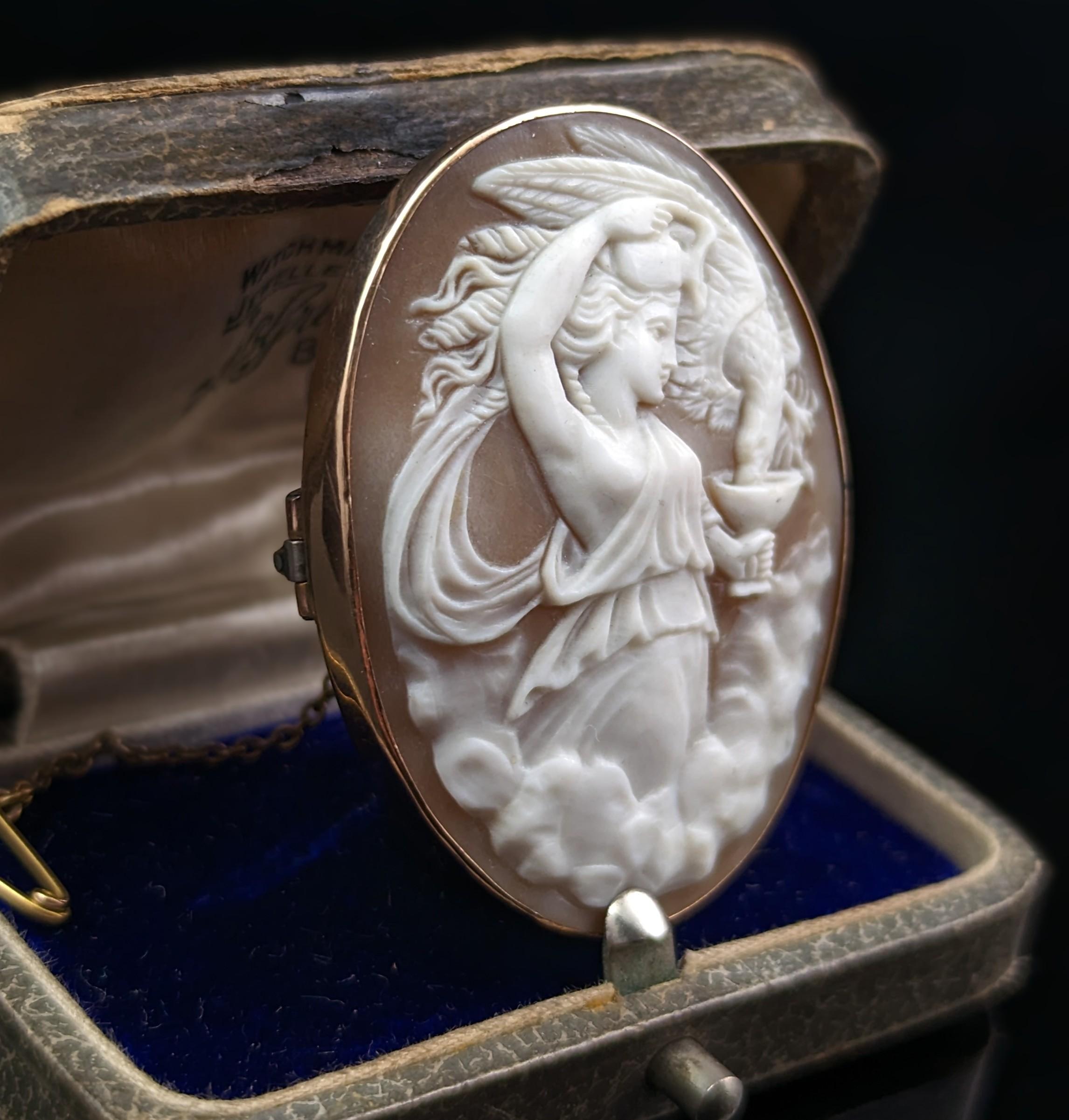 Antique 9k gold Cameo brooch, Hebe and the eagle Zeus  In Good Condition In NEWARK, GB