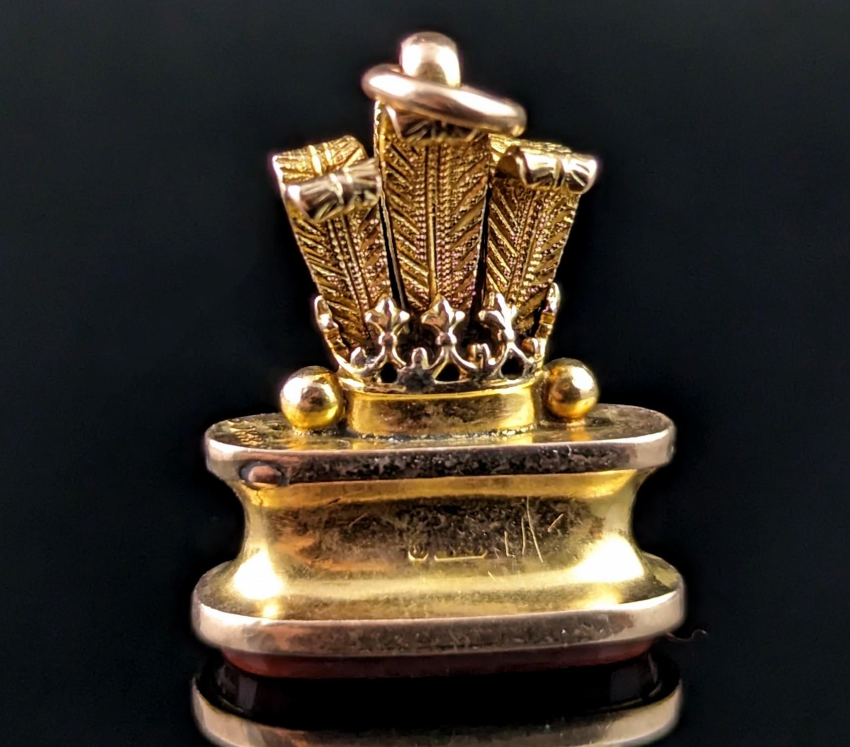 Ein reicher und königlicher antiker Siegelanhänger aus 9-karätigem Gold ist immer eine Freude zu finden.

Dieser Siegelanhänger ist aus gepunztem, massivem 9-karätigem Gold mit einem reichhaltigen, geblümten Finish gefertigt. Frühere gepunzte