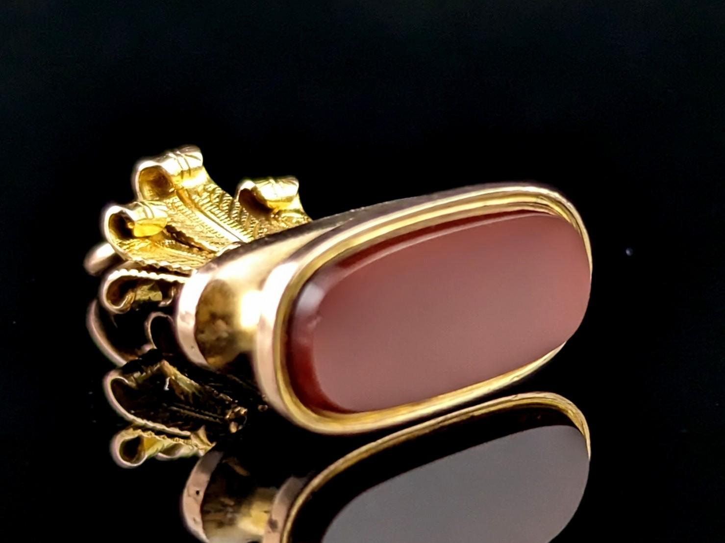 Antique 9k gold Carnelian seal fob pendant, Prince of Wales feathers  In Fair Condition In NEWARK, GB