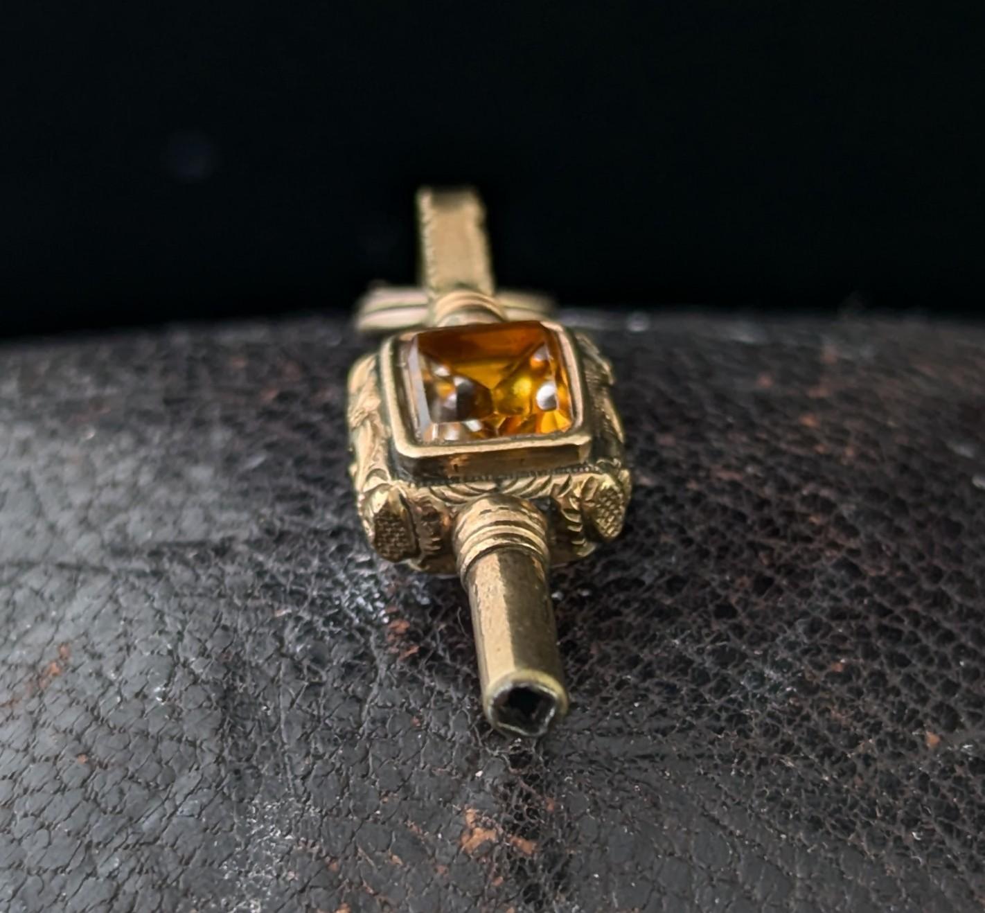 Antiker Schlüsselanhänger aus 9-karätigem Gold, verblendete Paste und Sardonyx im Angebot 7