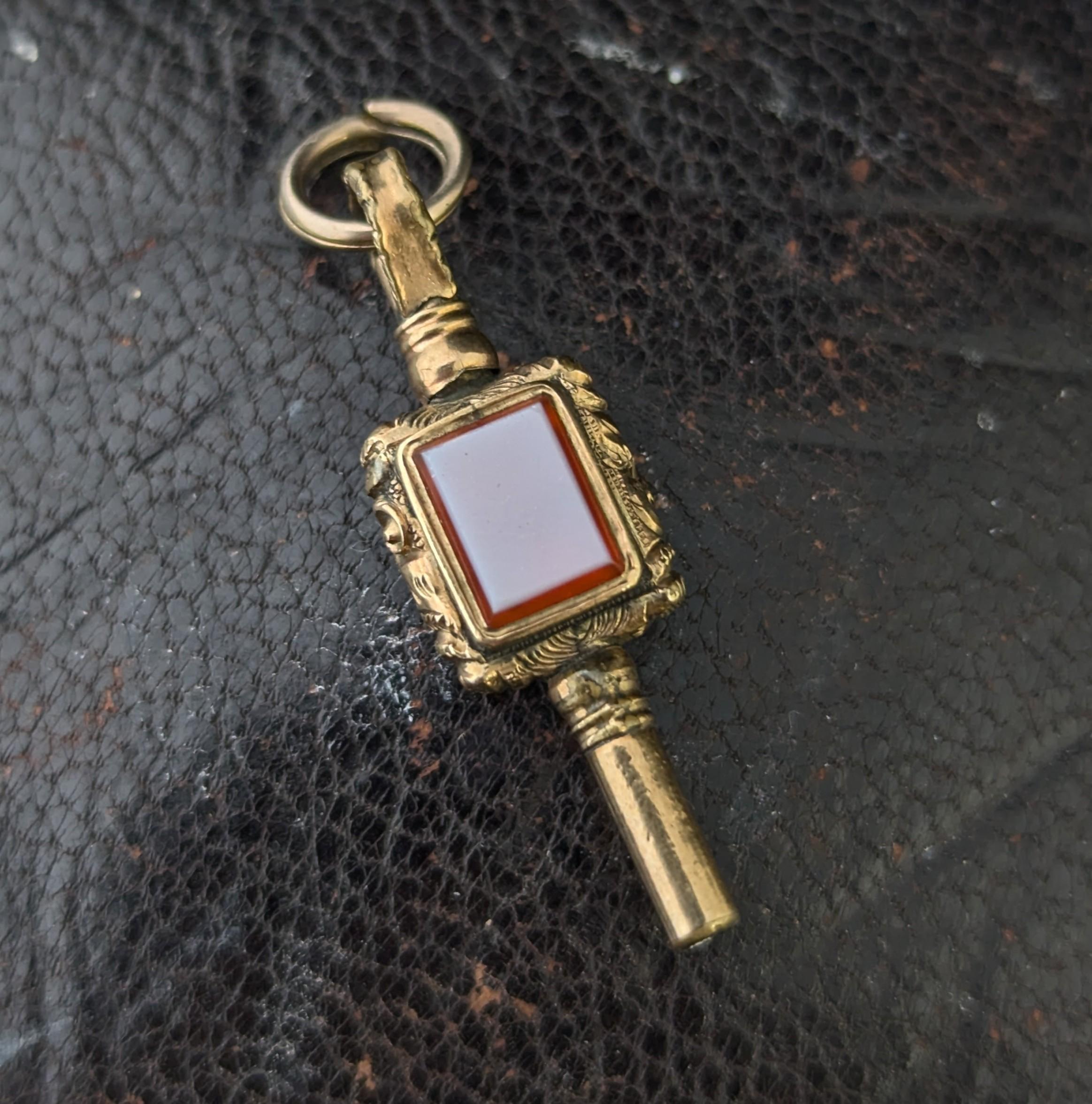 Antiker Schlüsselanhänger aus 9-karätigem Gold, verblendete Paste und Sardonyx im Angebot 8
