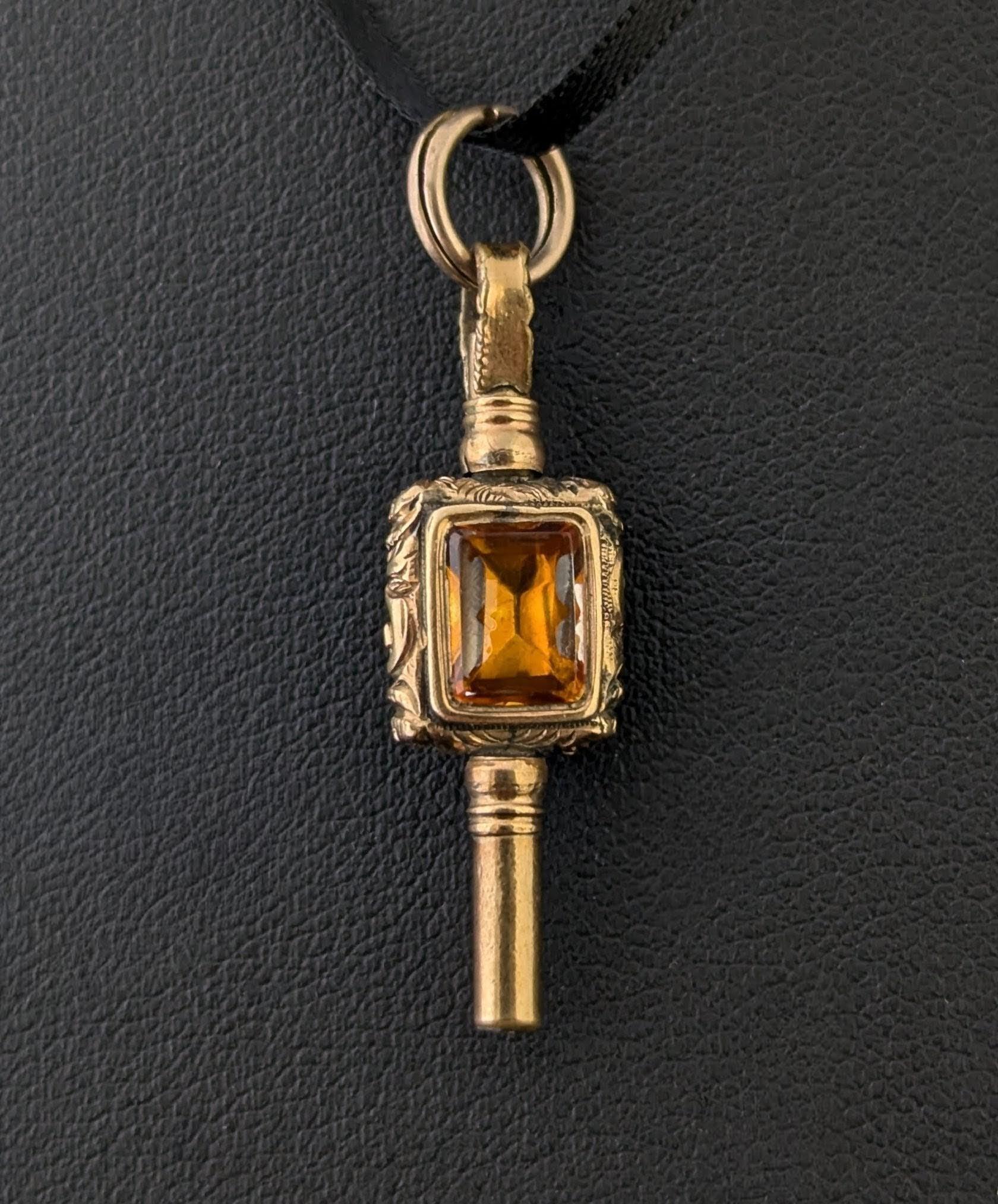Eine charmante kleine antike frühen viktorianischen Ära 9ct Gold ummantelt Uhr Schlüsselanhänger.

Der Schlüssel ist in einem Gehäuse aus ziseliertem und graviertem 9-karätigem Gelbgold mit einem Kern aus unedlem Metall gefasst und hat auf der einen