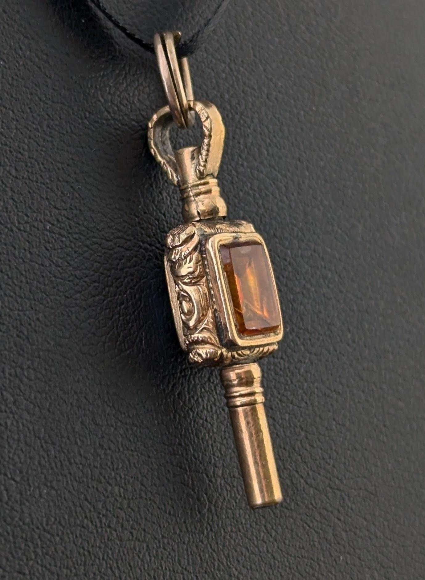 Antiker Schlüsselanhänger aus 9-karätigem Gold, verblendete Paste und Sardonyx (Spätviktorianisch) im Angebot