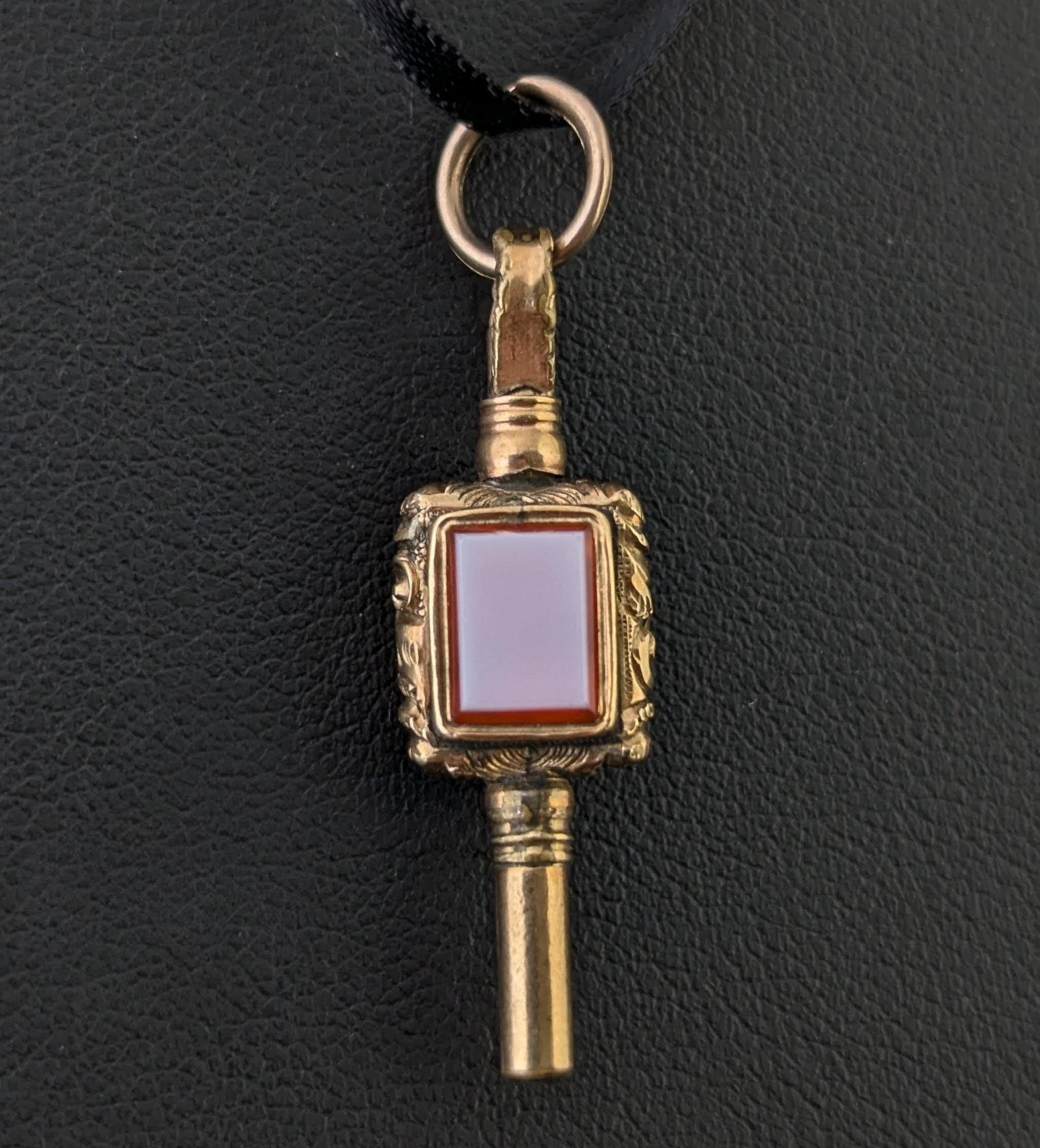 Antiker Schlüsselanhänger aus 9-karätigem Gold, verblendete Paste und Sardonyx (Carréeschliff) im Angebot