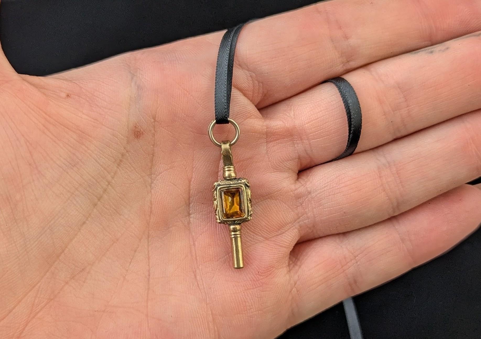 Antiker Schlüsselanhänger aus 9-karätigem Gold, verblendete Paste und Sardonyx im Zustand „Gut“ im Angebot in NEWARK, GB