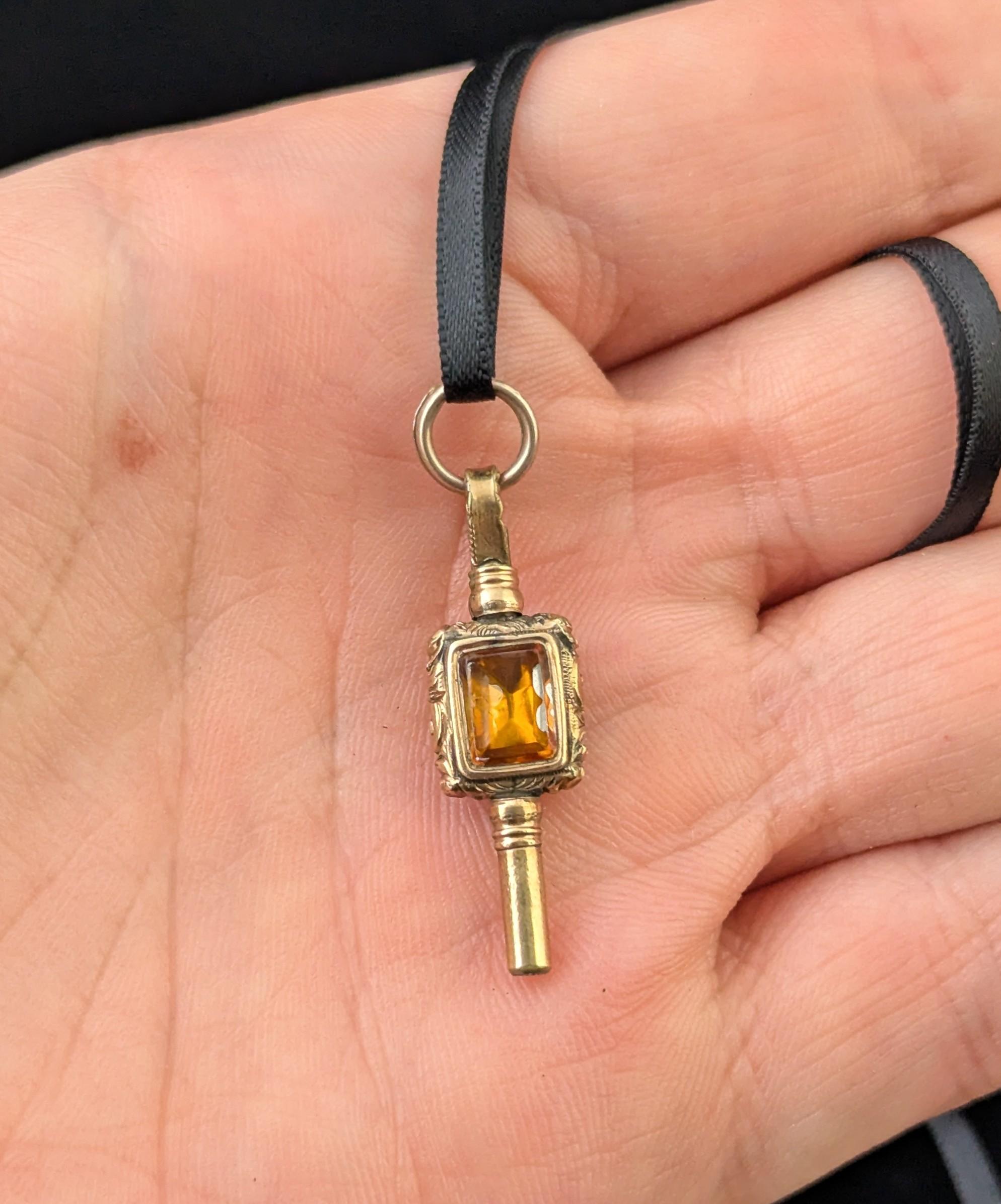 Antiker Schlüsselanhänger aus 9-karätigem Gold, verblendete Paste und Sardonyx im Angebot 2