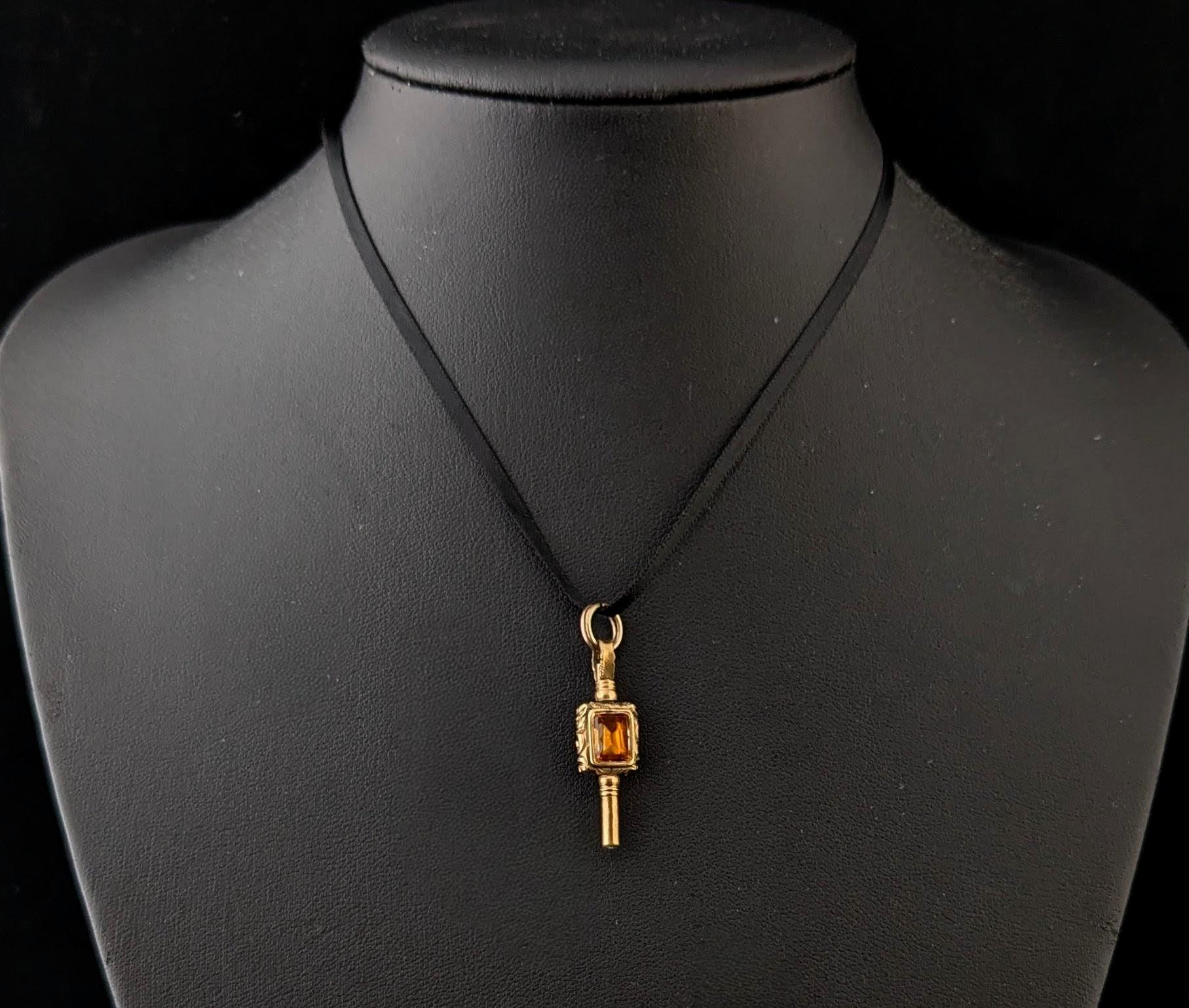 Antiker Schlüsselanhänger aus 9-karätigem Gold, verblendete Paste und Sardonyx im Angebot 3