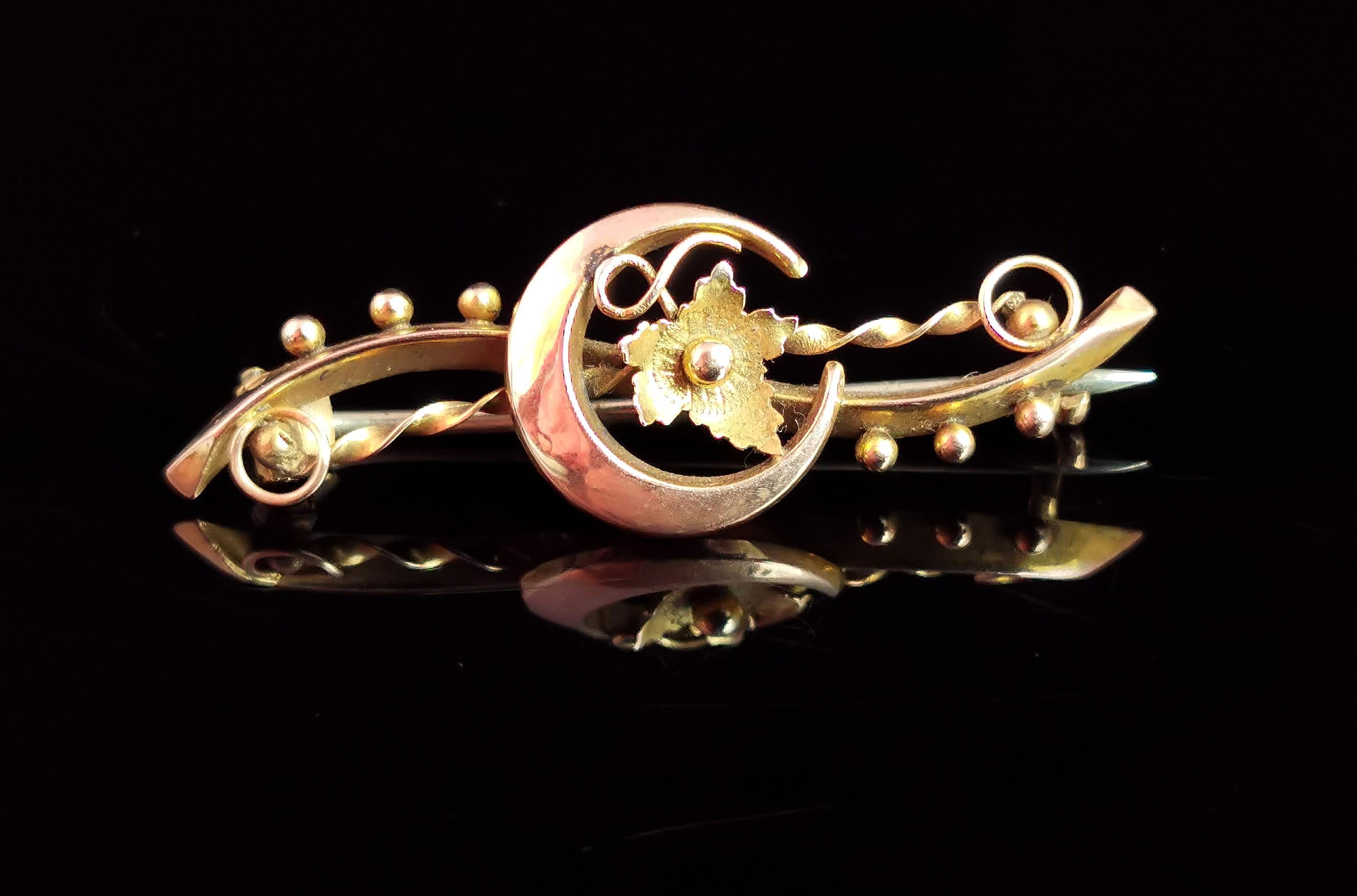 A gorgeous antique, late Victorian, 9kt gold crescent and vine leaf brooch.

A beautiful curved crescent in 9kt yellow gold which nestles a pretty lightly engraved vine leaf within.

The twist and curved design bar brooch frames the subject