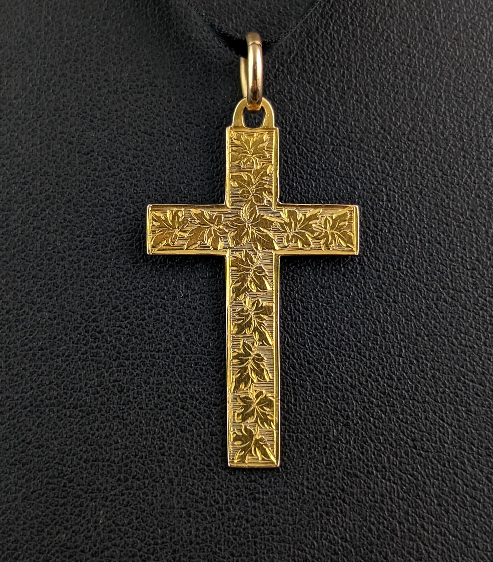 Antique 9k gold cross pendant, Victorian, engraved  In Good Condition For Sale In NEWARK, GB