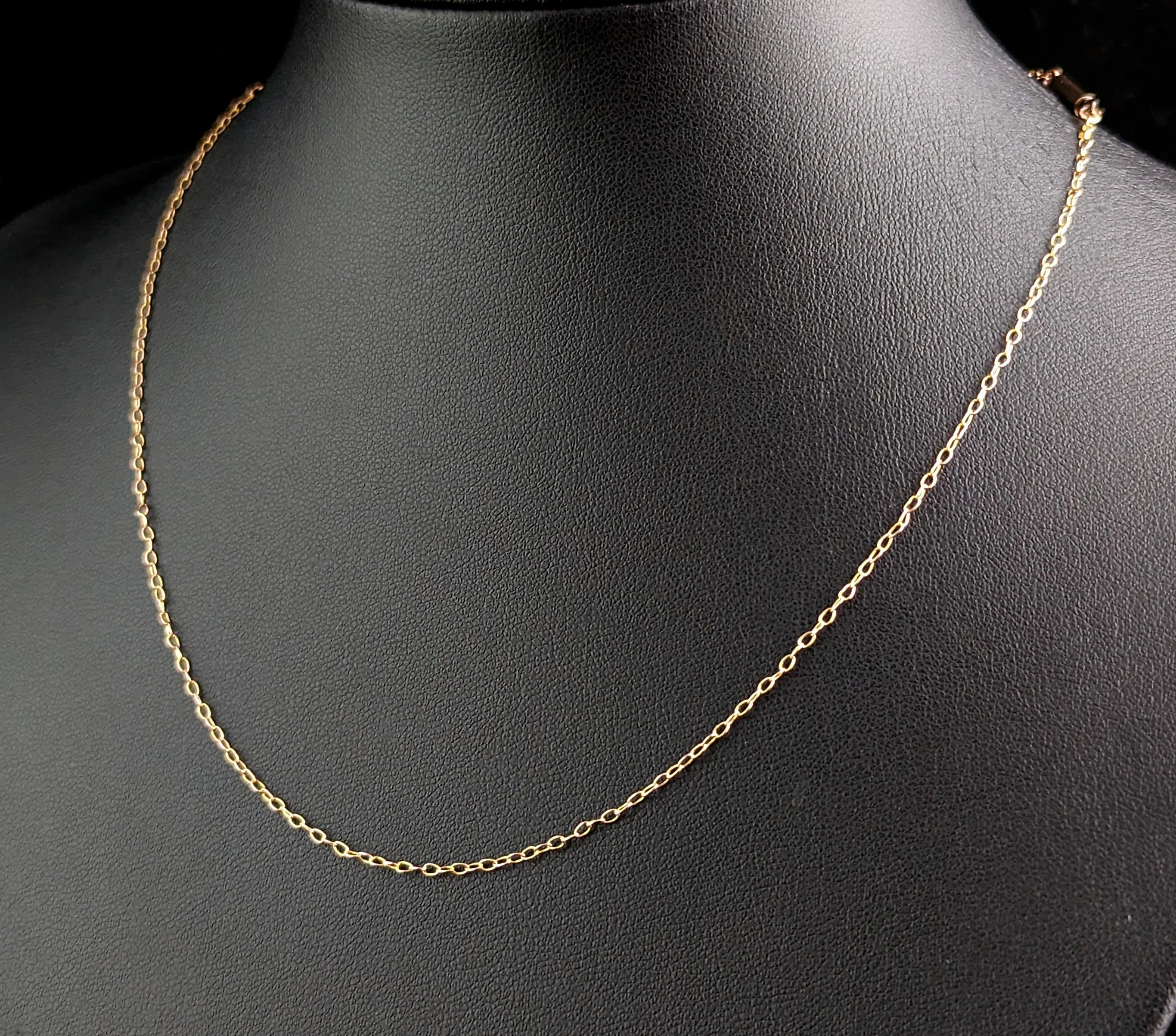 A fine dainty antique 9kt gold trace chain such as this is the perfect accompaniment to your favourite small lockets, pendants and charms.

It is a fine trace link in a warm yellow gold with an antique barrel fastener.

It is a good length and will