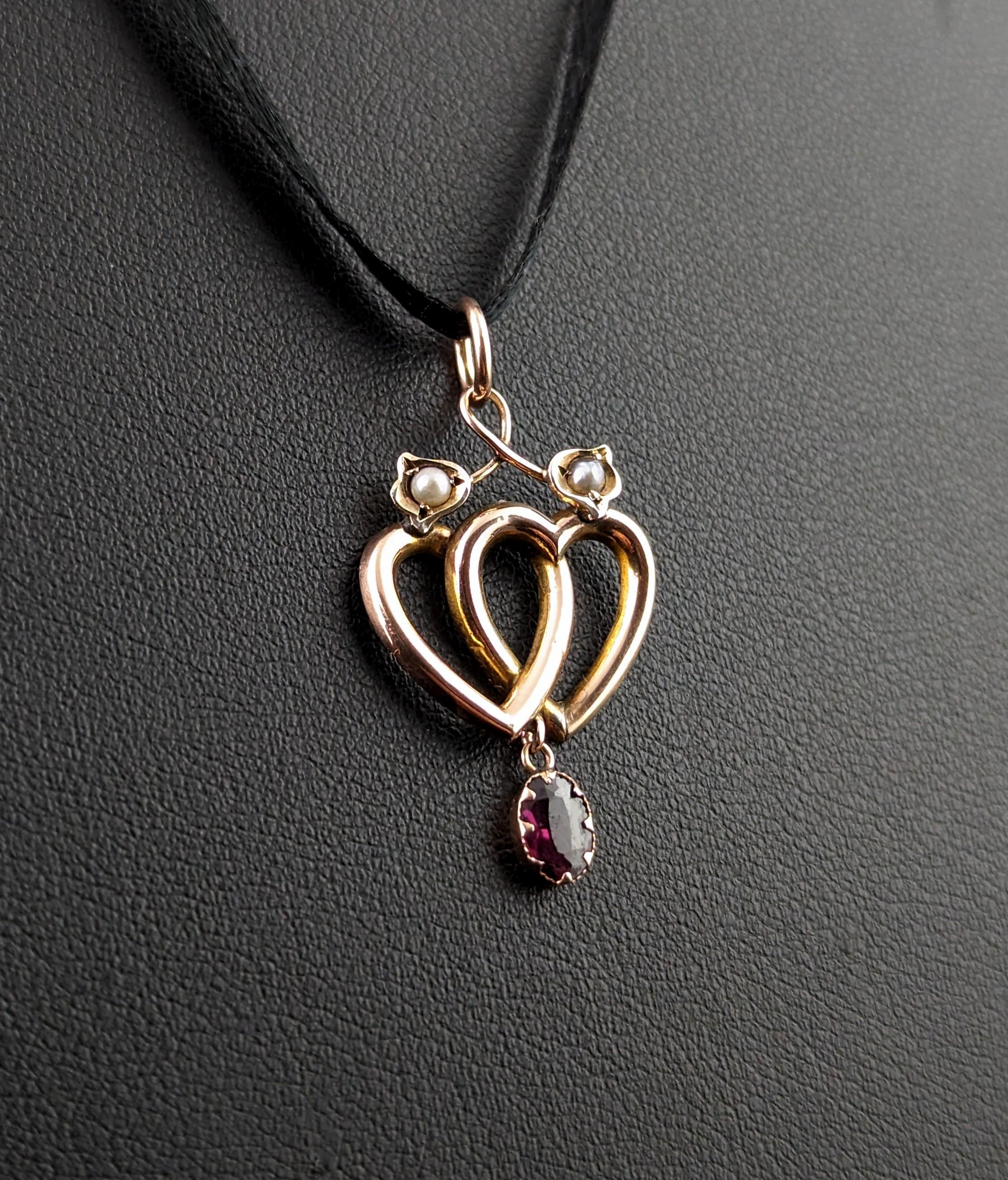 Antique 9k gold Double heart dropper pendant, Garnet and pearl  In Good Condition In NEWARK, GB