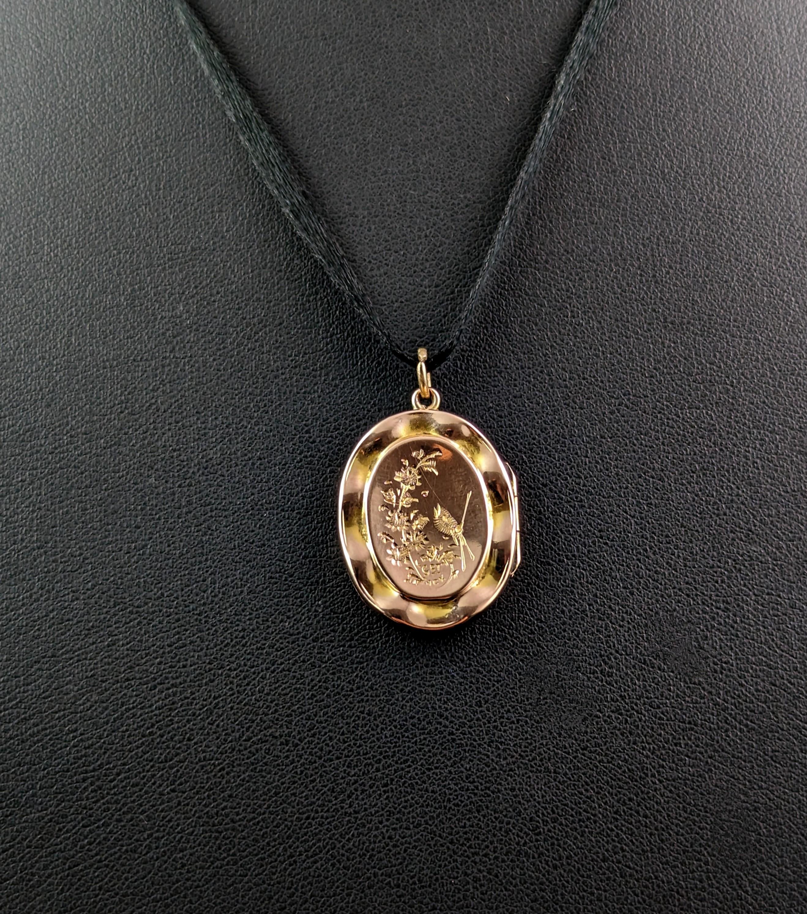 Antique 9k Gold Front and Back Locket, Floral, Edwardian In Good Condition For Sale In NEWARK, GB