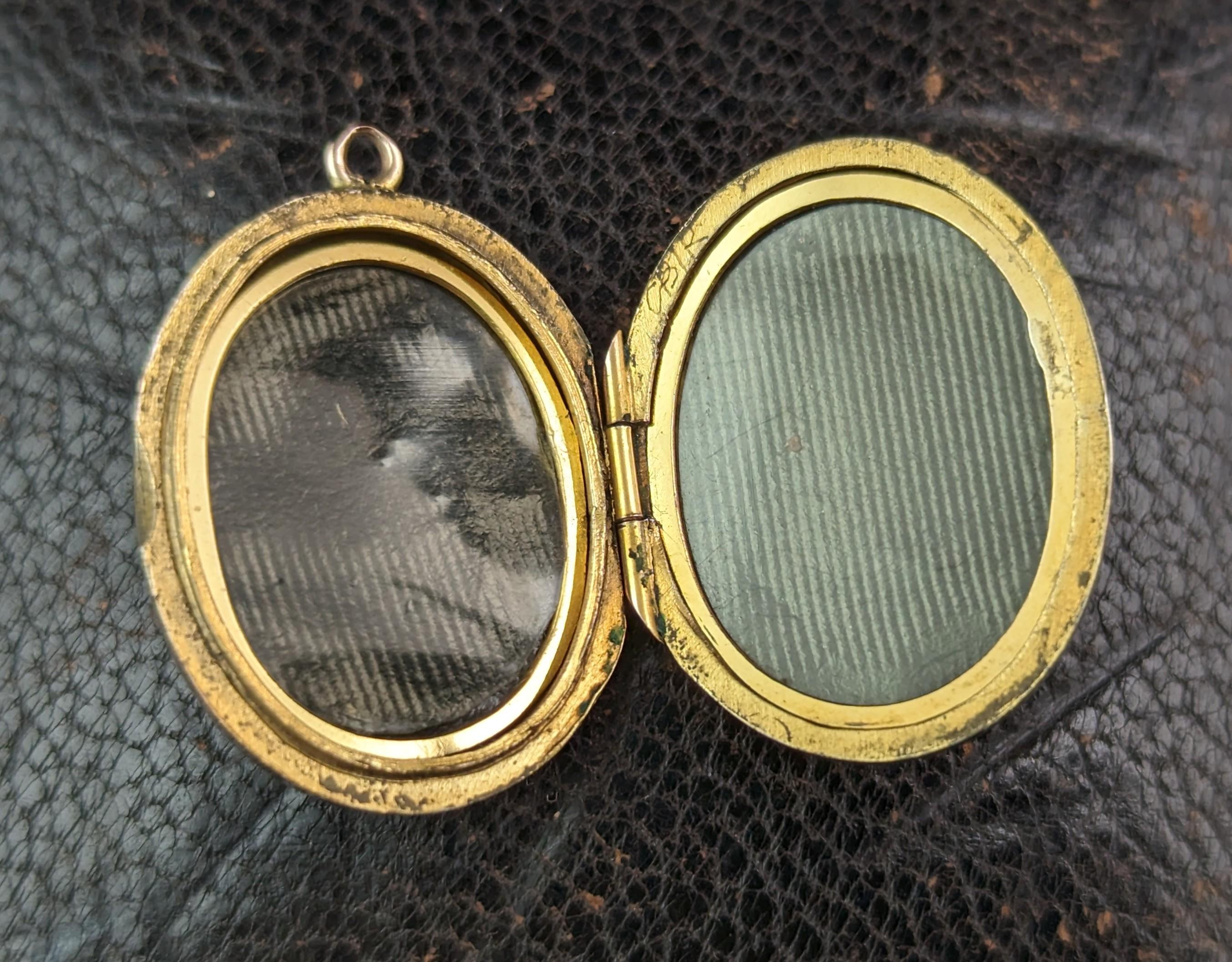 Antique 9k Gold Front and Back Locket, Floral, Edwardian For Sale 2