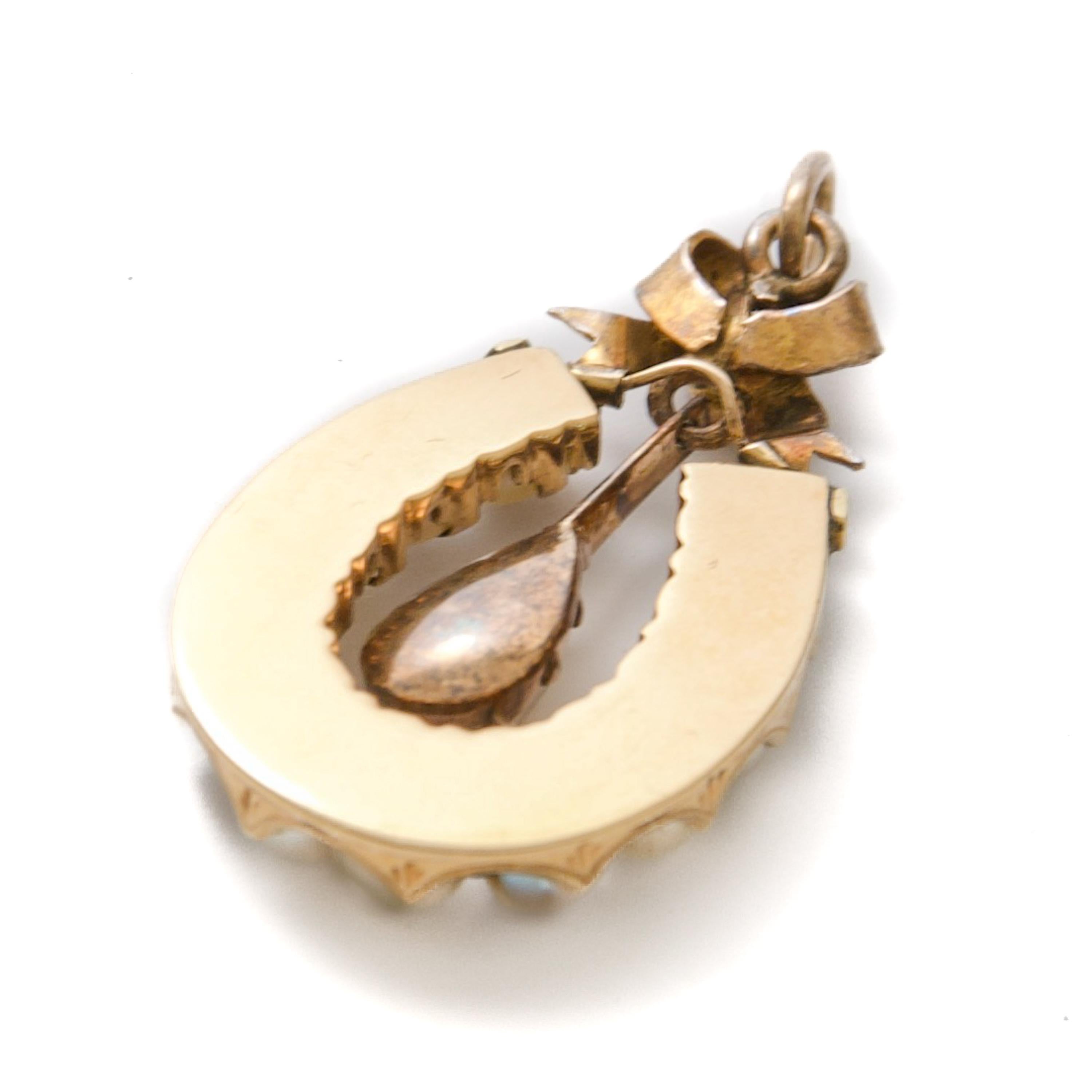 Antique 9K Gold Horseshoe Pendant with Pearls and Diamonds For Sale 1