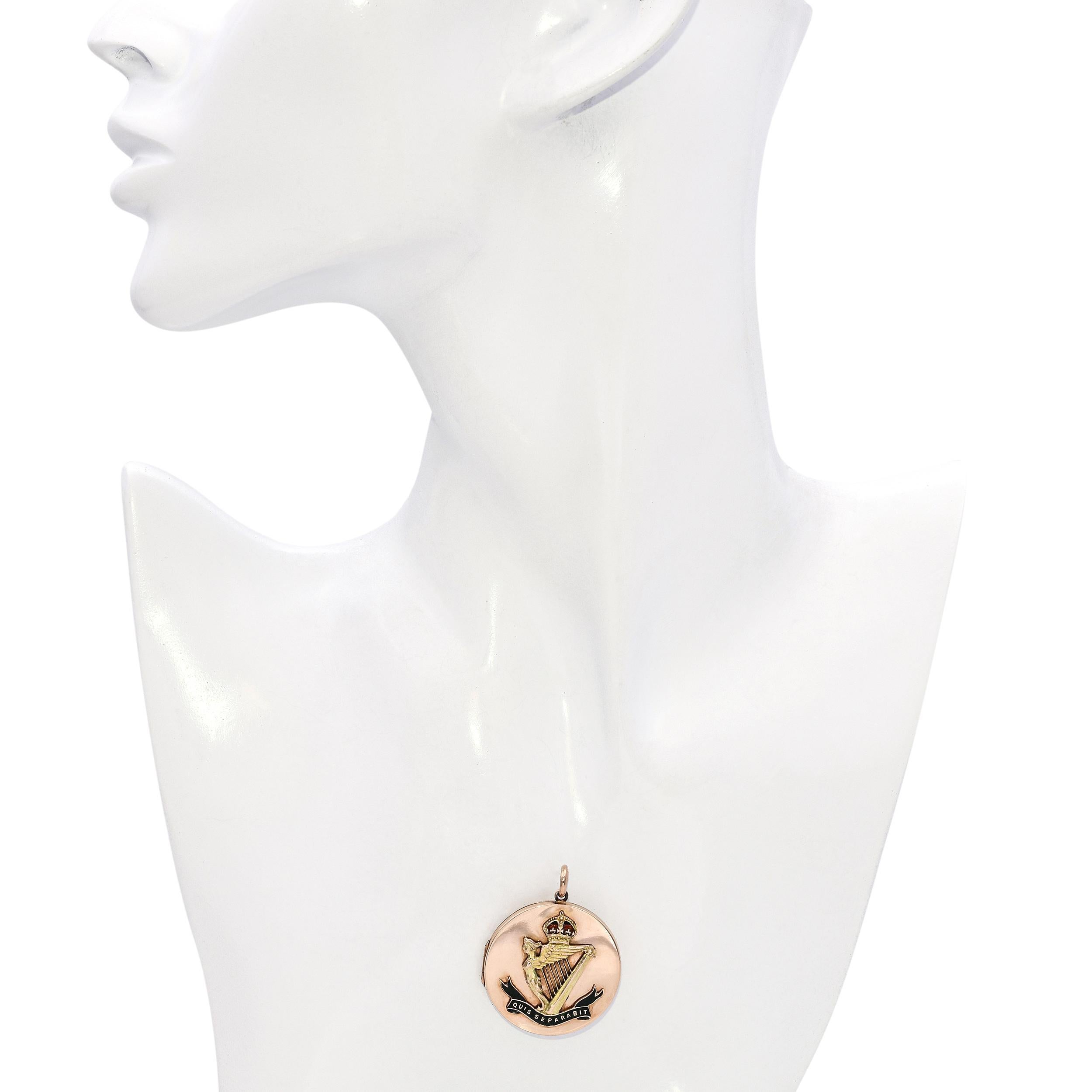 Antique 9k Gold Irish Harp Enamel Quis Separabit Crest Locket Pendant In Good Condition For Sale In New York, NY