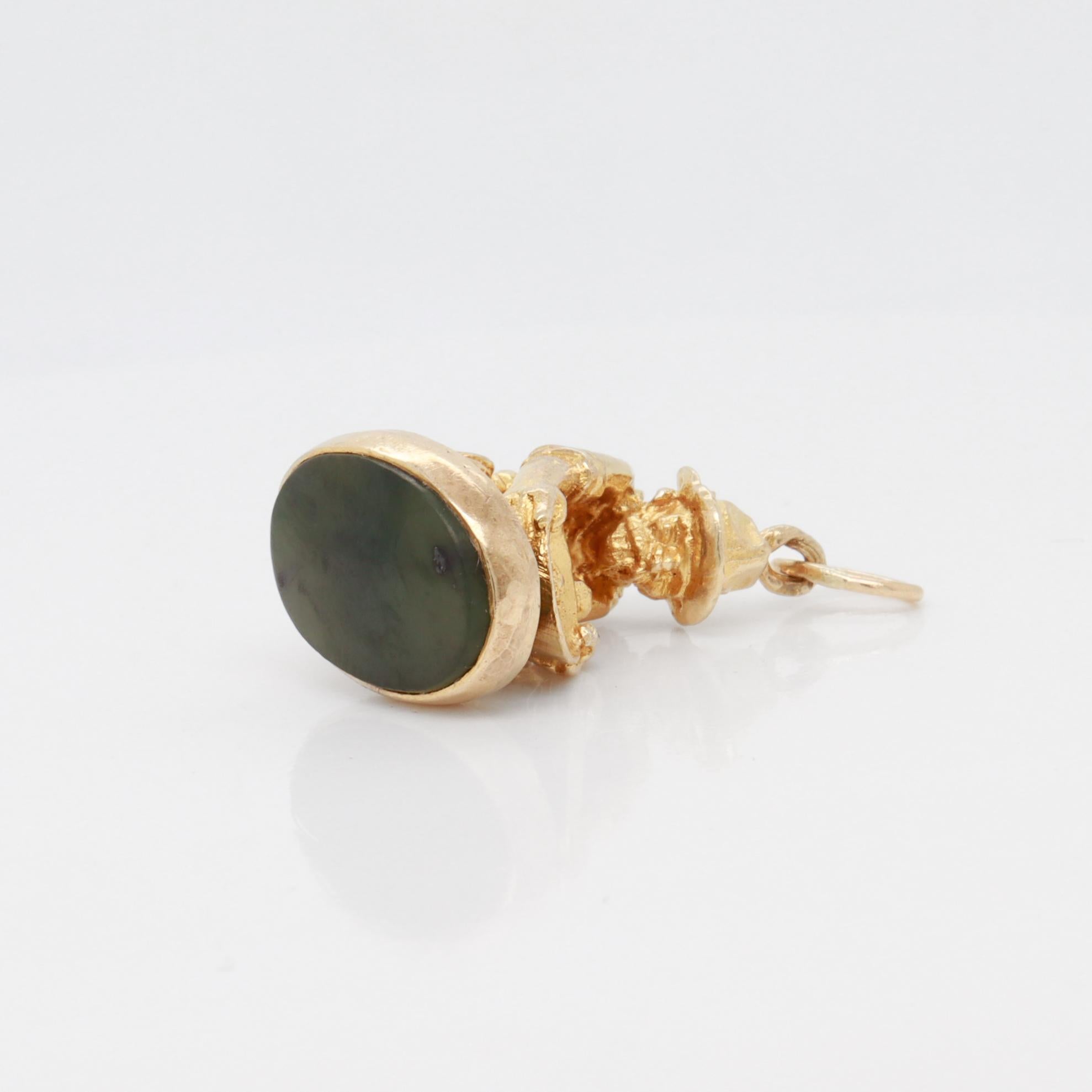 Charme Antique en Or 9K & Jade avec Figural Gold Miner Watch Fob Charm en vente 4