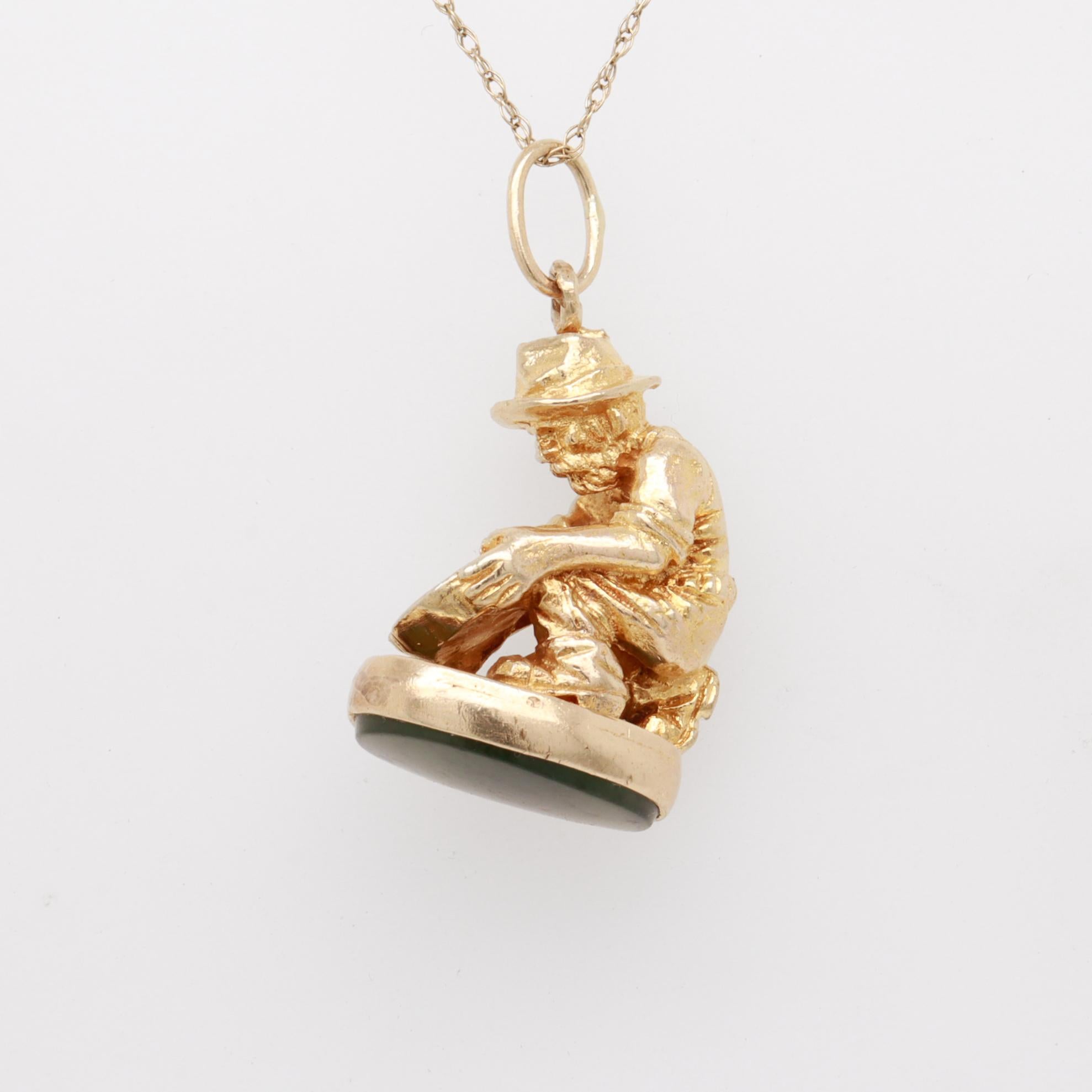 Charme Antique en Or 9K & Jade avec Figural Gold Miner Watch Fob Charm en vente 6