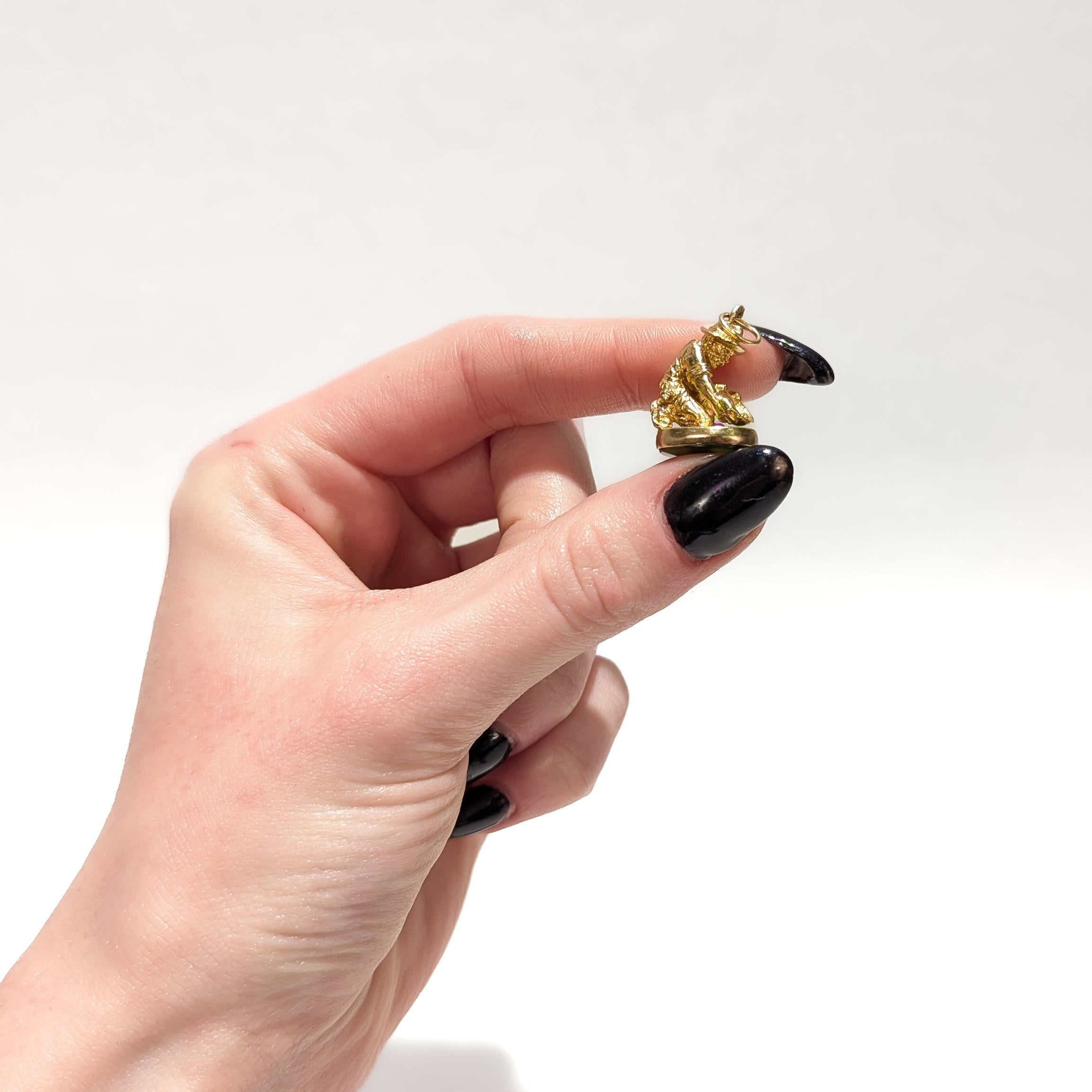 Taille cabochon Charme Antique en Or 9K & Jade avec Figural Gold Miner Watch Fob Charm en vente