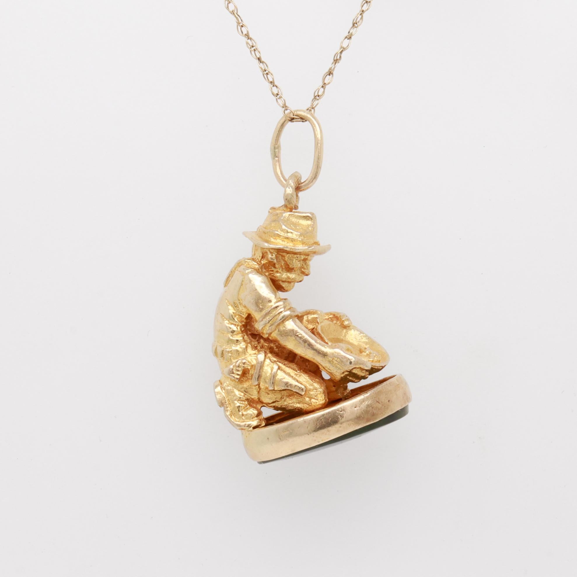 Charme Antique en Or 9K & Jade avec Figural Gold Miner Watch Fob Charm Bon état - En vente à Philadelphia, PA