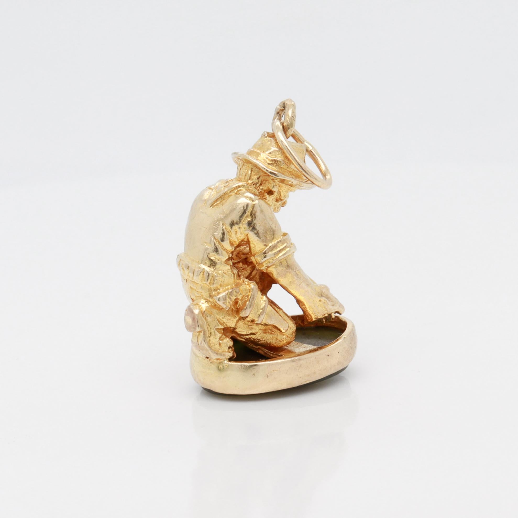 Charme Antique en Or 9K & Jade avec Figural Gold Miner Watch Fob Charm en vente 1