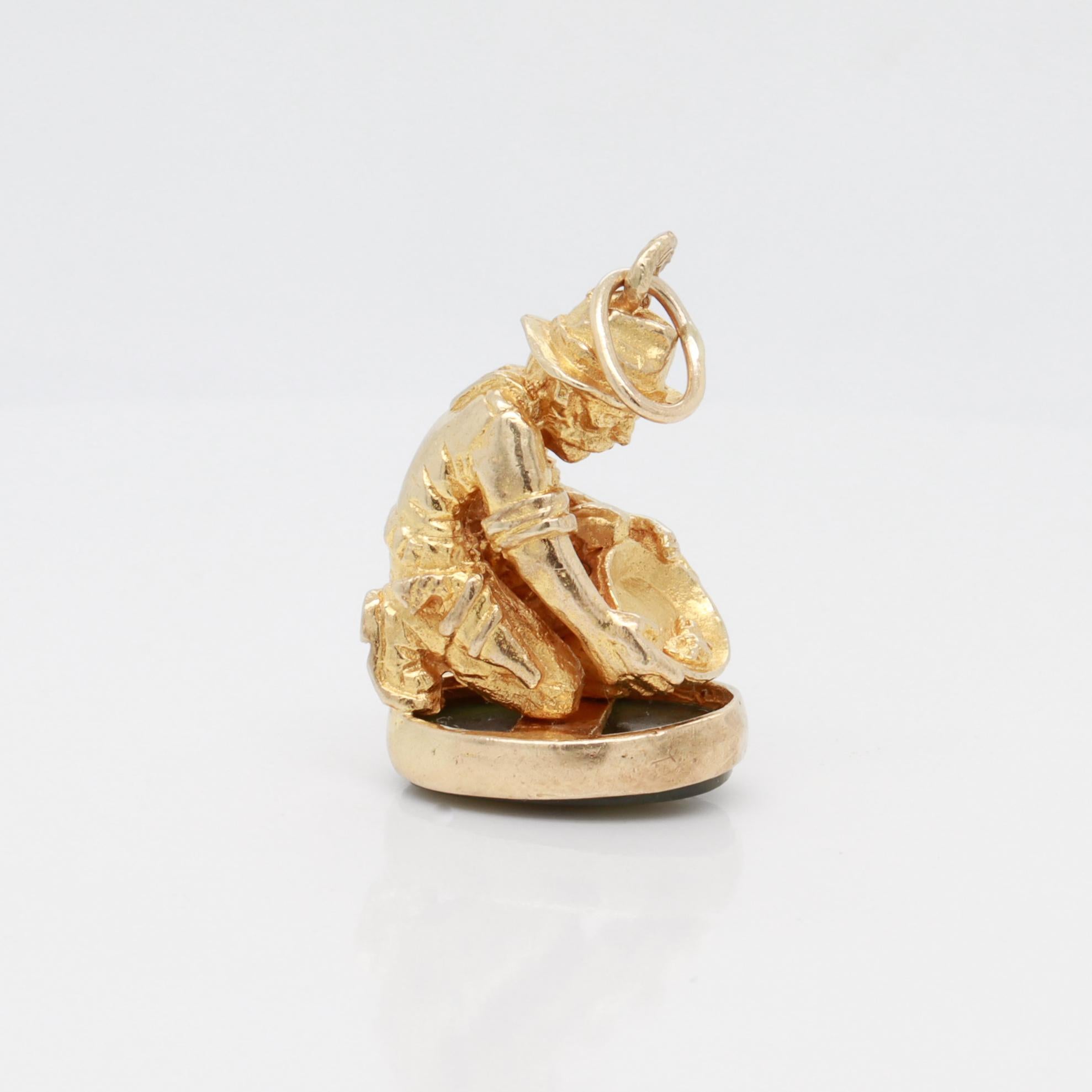 Charme Antique en Or 9K & Jade avec Figural Gold Miner Watch Fob Charm en vente 2