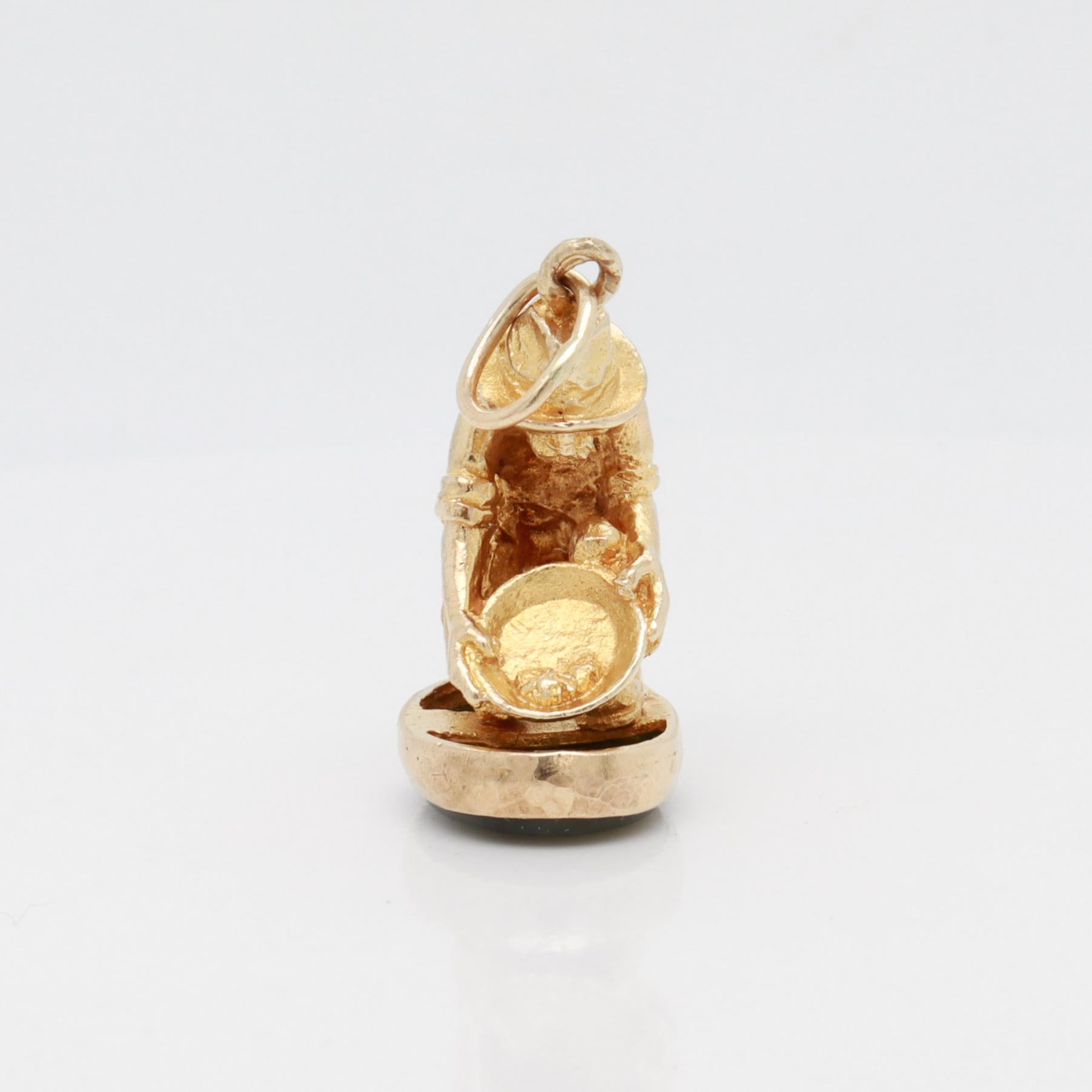 Charme Antique en Or 9K & Jade avec Figural Gold Miner Watch Fob Charm en vente 3