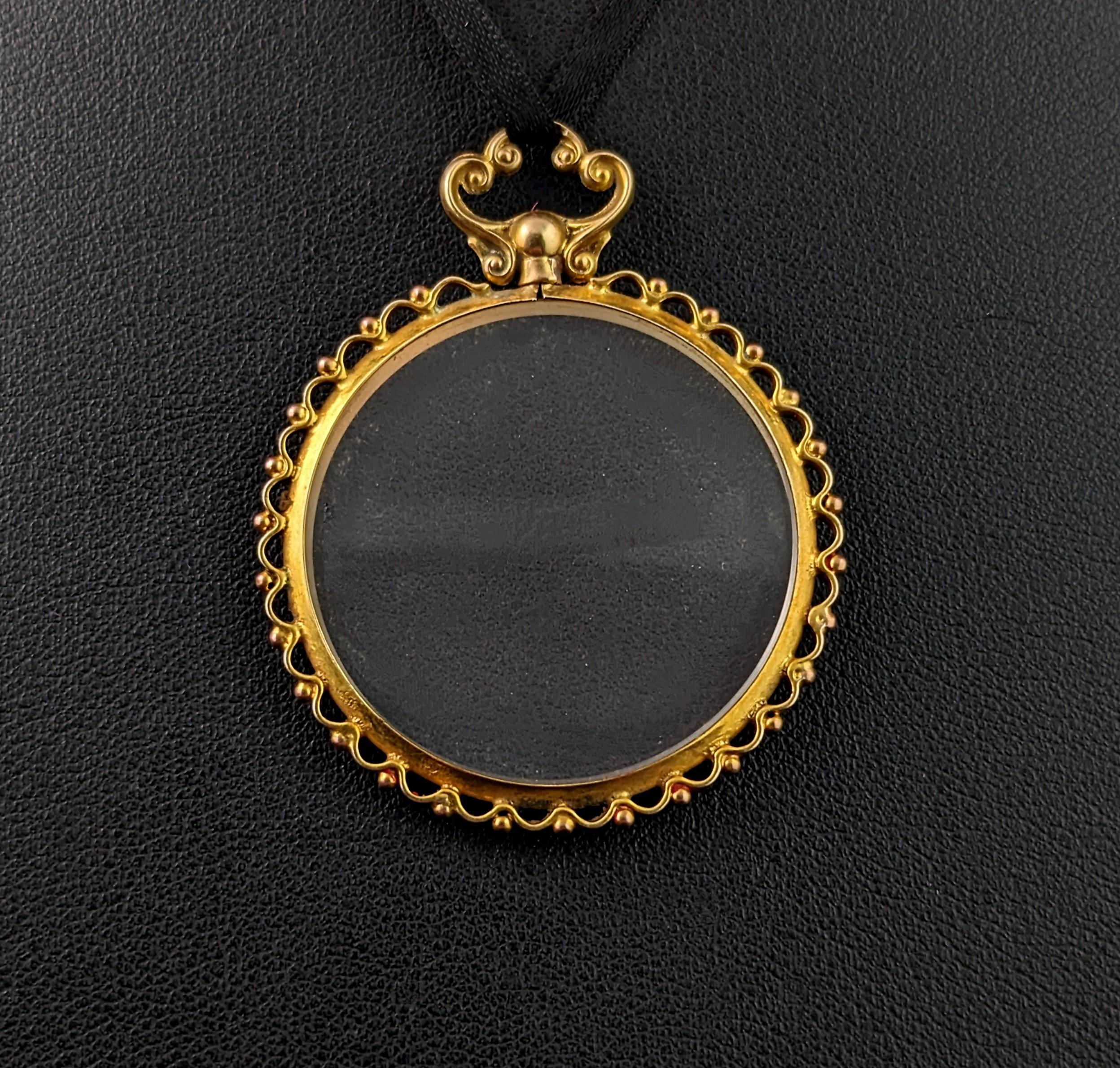 Antique 9k gold locket pendant, Double sided, Glasgow  In Good Condition In NEWARK, GB
