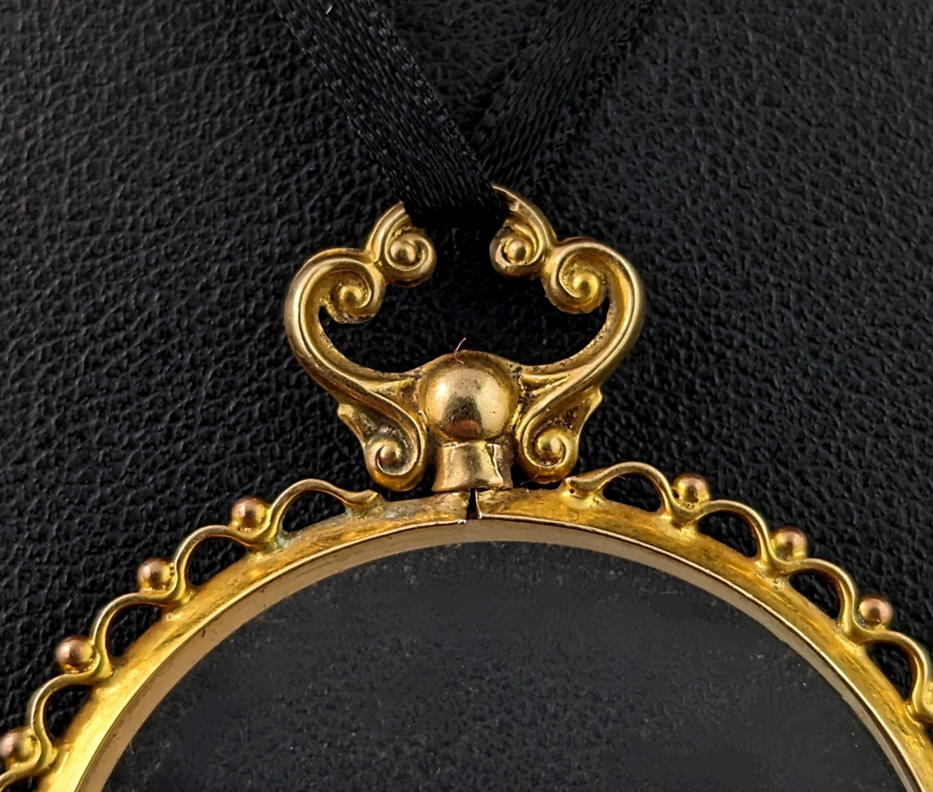 Women's Antique 9k gold locket pendant, Double sided, Glasgow 