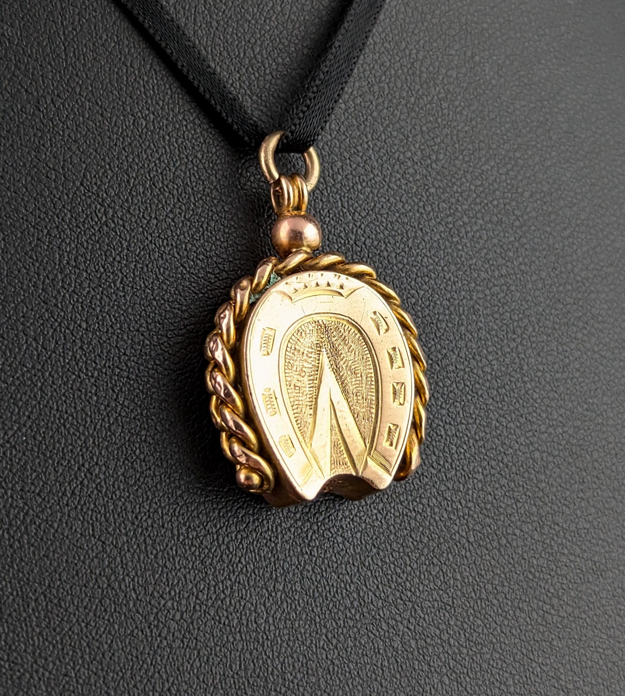 Antique 9k gold Lucky Horseshoe seal fob pendant, Bloodstone In Good Condition In NEWARK, GB