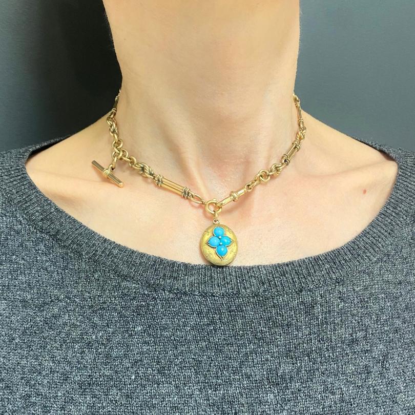 
MATERIAL : 9K  Or 
Poids : 33.1 grammes
Pierre précieuse : Turquoise
Mesures : Pendentif - 1 1/16