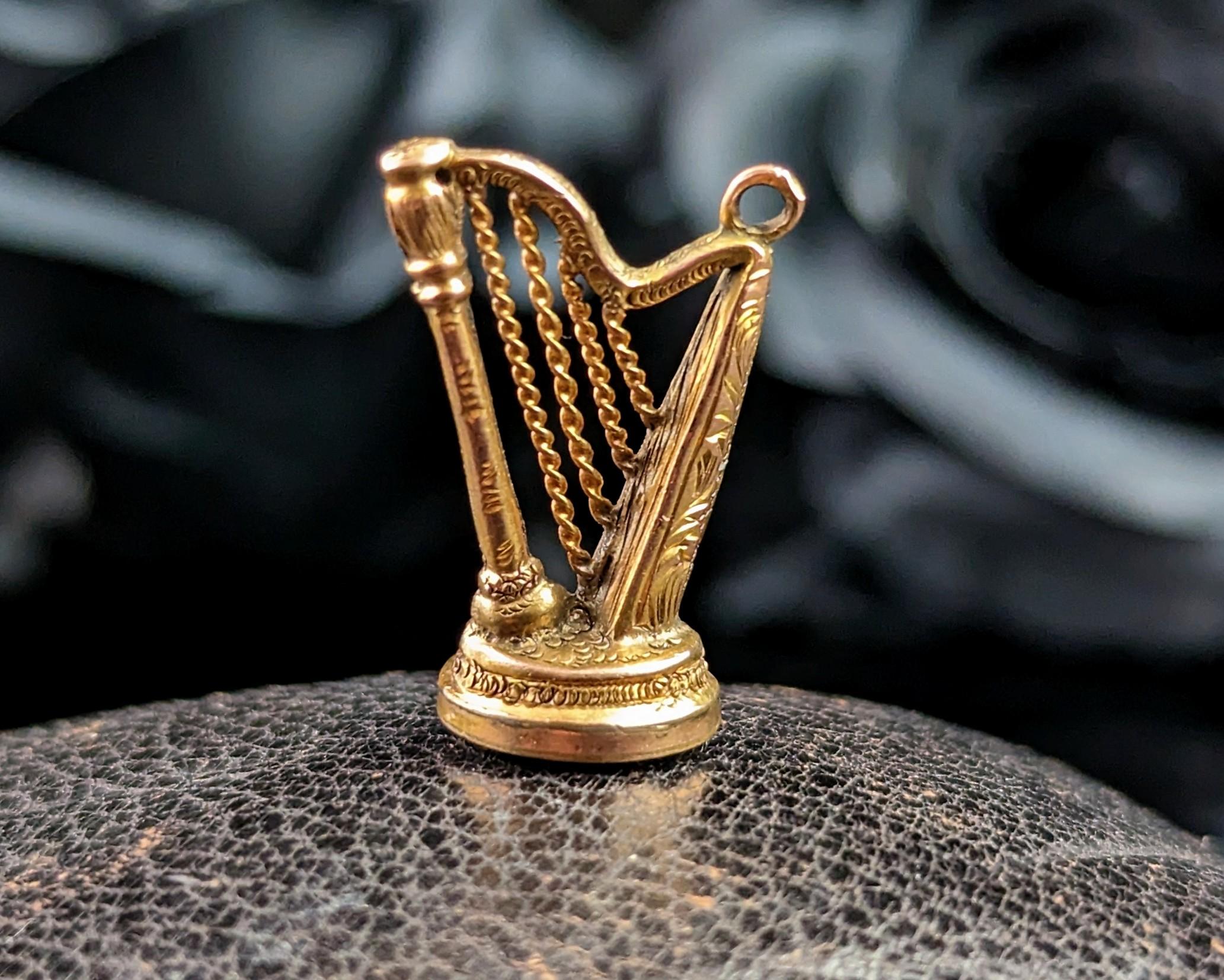 Ce petit pendentif en or pour phoque est tellement amusant !

Magnifiquement modelée comme une harpe avec un design fantaisie en or jaune 9 carats, la base est sertie d'une matrice de pierre rouge sanguine polie et lisse.

La matrice n'est pas