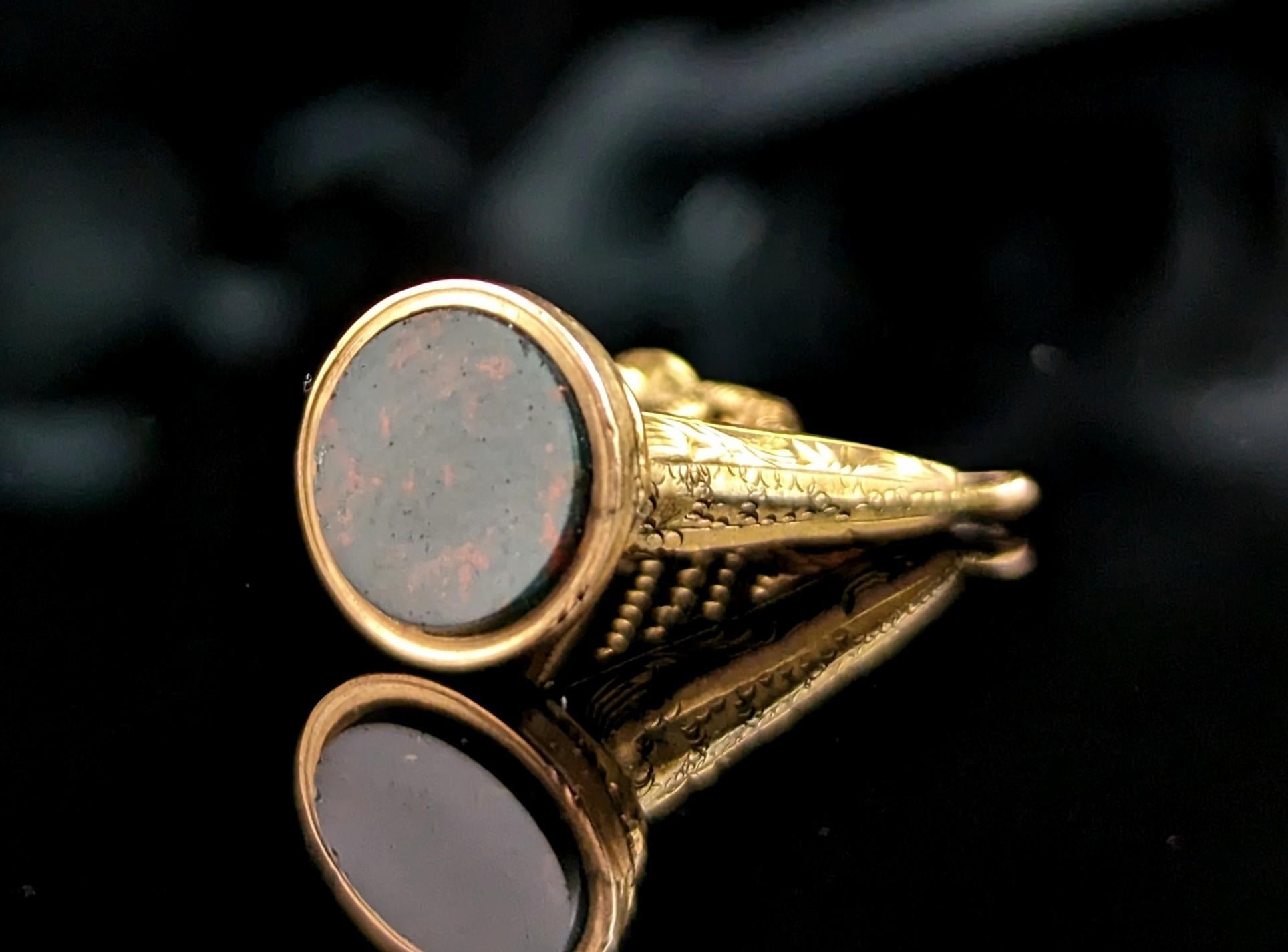 Édouardien Pendentif étui à sceau ancien en or 9 carats, harpe, pierre de sang  en vente