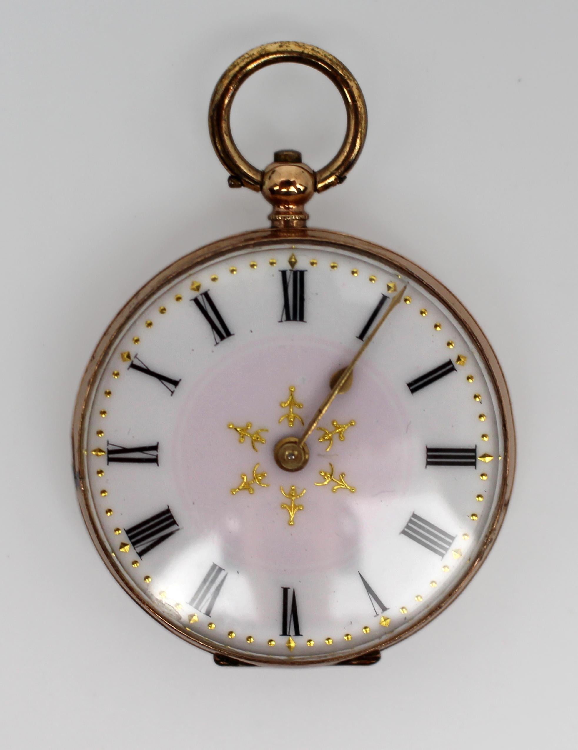 Montre de poche ancienne en or 9k - Circa 1880-1900, poinçonnée

Cette exquise montre de poche ancienne est dotée d'un boîtier en or massif 9k, finement ouvragé avec des gravures complexes et un design texturé. Le cadran, peint à la main en émail,