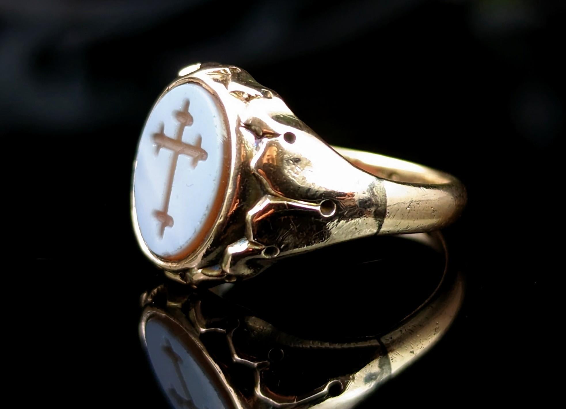Antique 9k Gold Sardonyx Signet Ring, Cross, Victorian In Fair Condition In NEWARK, GB