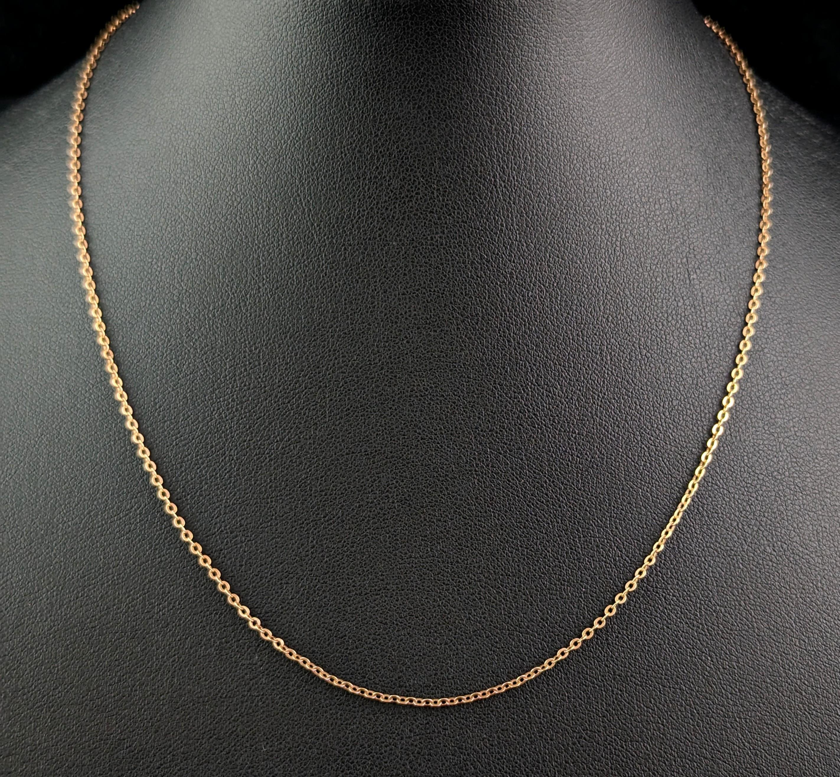 A fine dainty antique 9ct gold trace chain such as this is the perfect accompaniment to your favourite small lockets, pendants and charms.

It is a fine rolo trace link in a rich yellow gold with a spring ring clasp.

It is a good length and will
