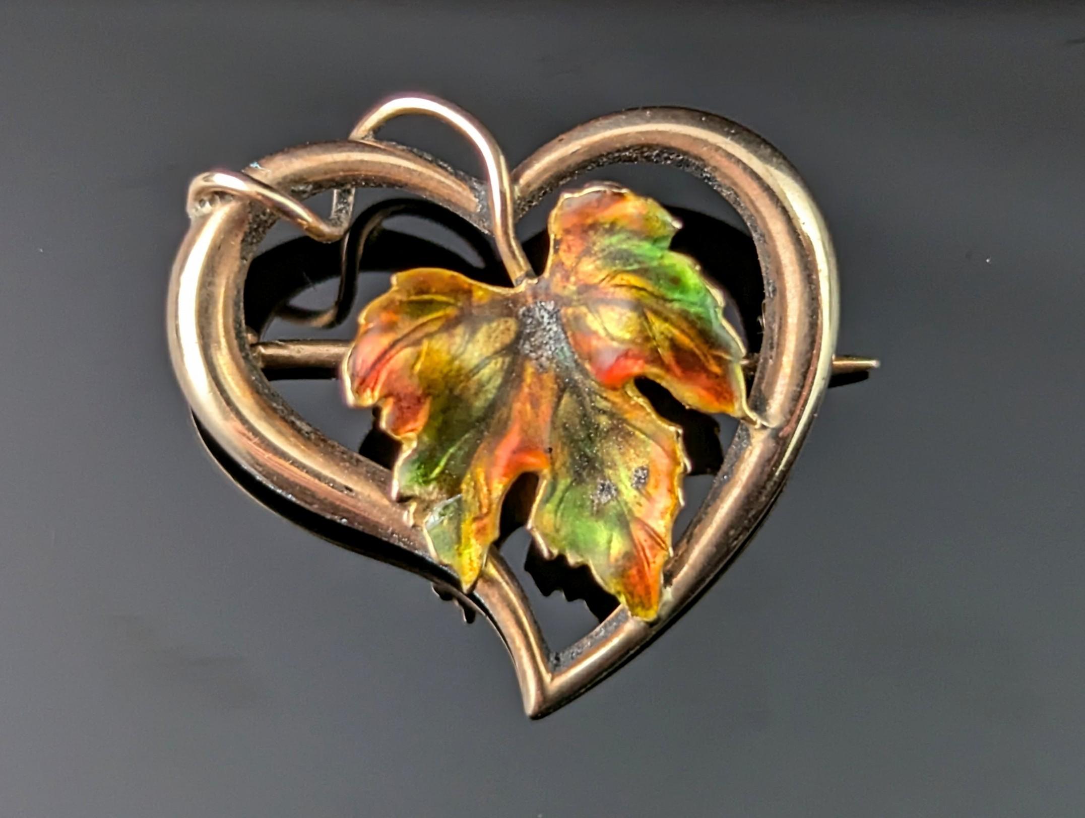 Antique 9k gold Witches heart brooch, maple leaf, enamel In Good Condition For Sale In NEWARK, GB
