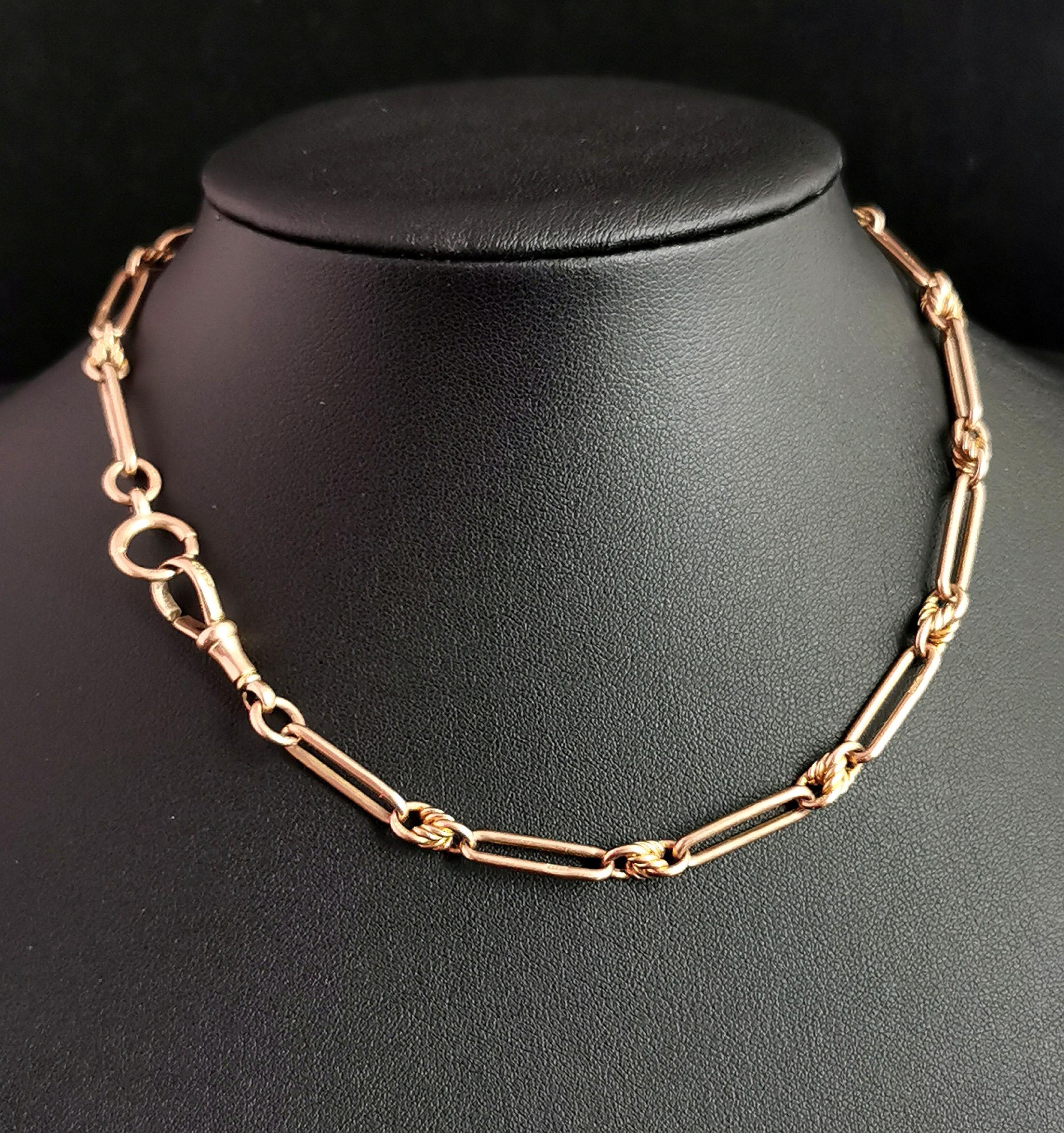 Eine attraktive antike 9kt Rose Gold Albert Kette oder Uhrenkette.

Es hat wunderschöne Posaunen- und Fesselknoten-Glieder mit einem leicht rosafarbenen Oberton, die jeweils einzeln in 9-karätigem Gold gestempelt sind.

Der Rosaton ist dezent und