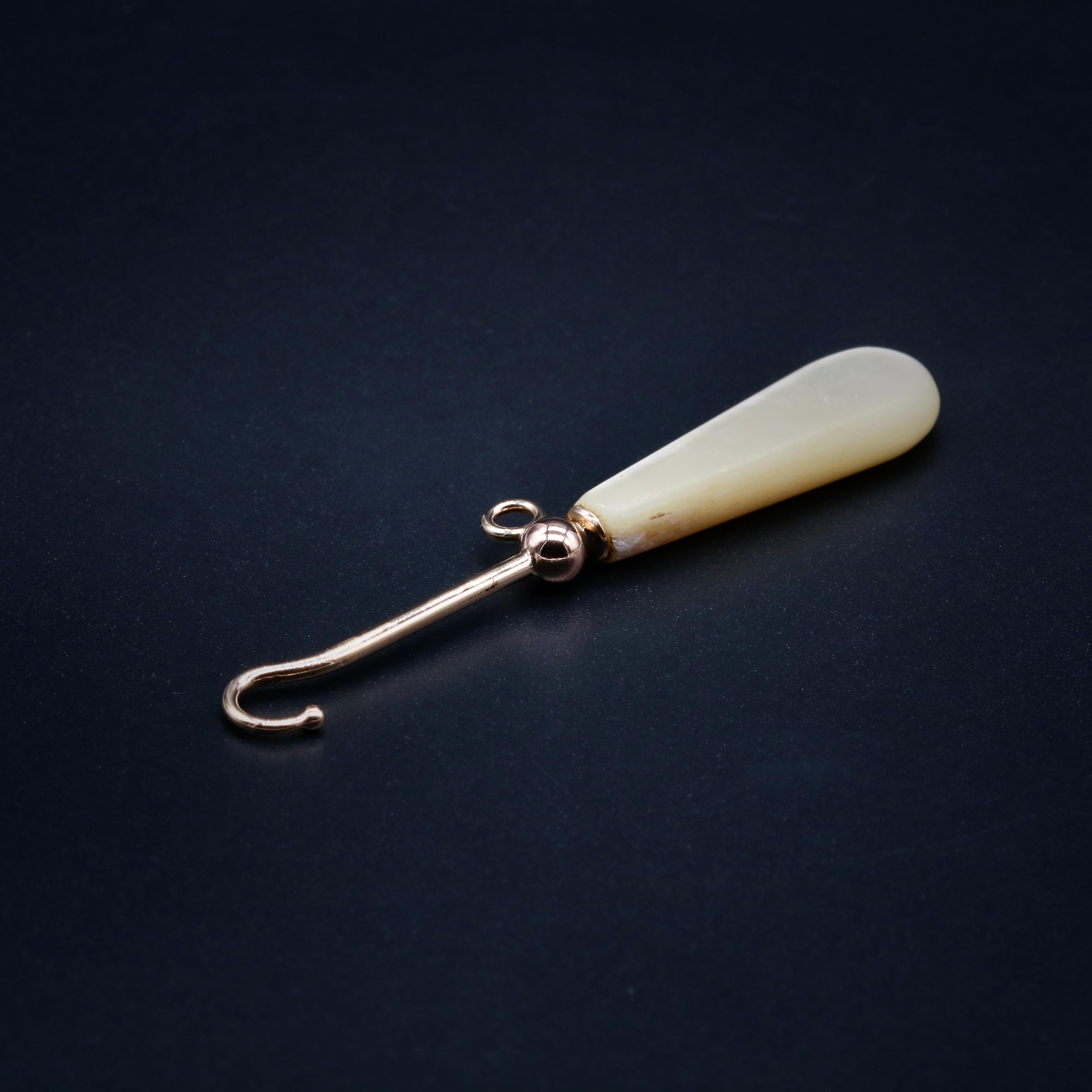 Victorien Crochet bouton ancien en or rose 9K et nacre en vente