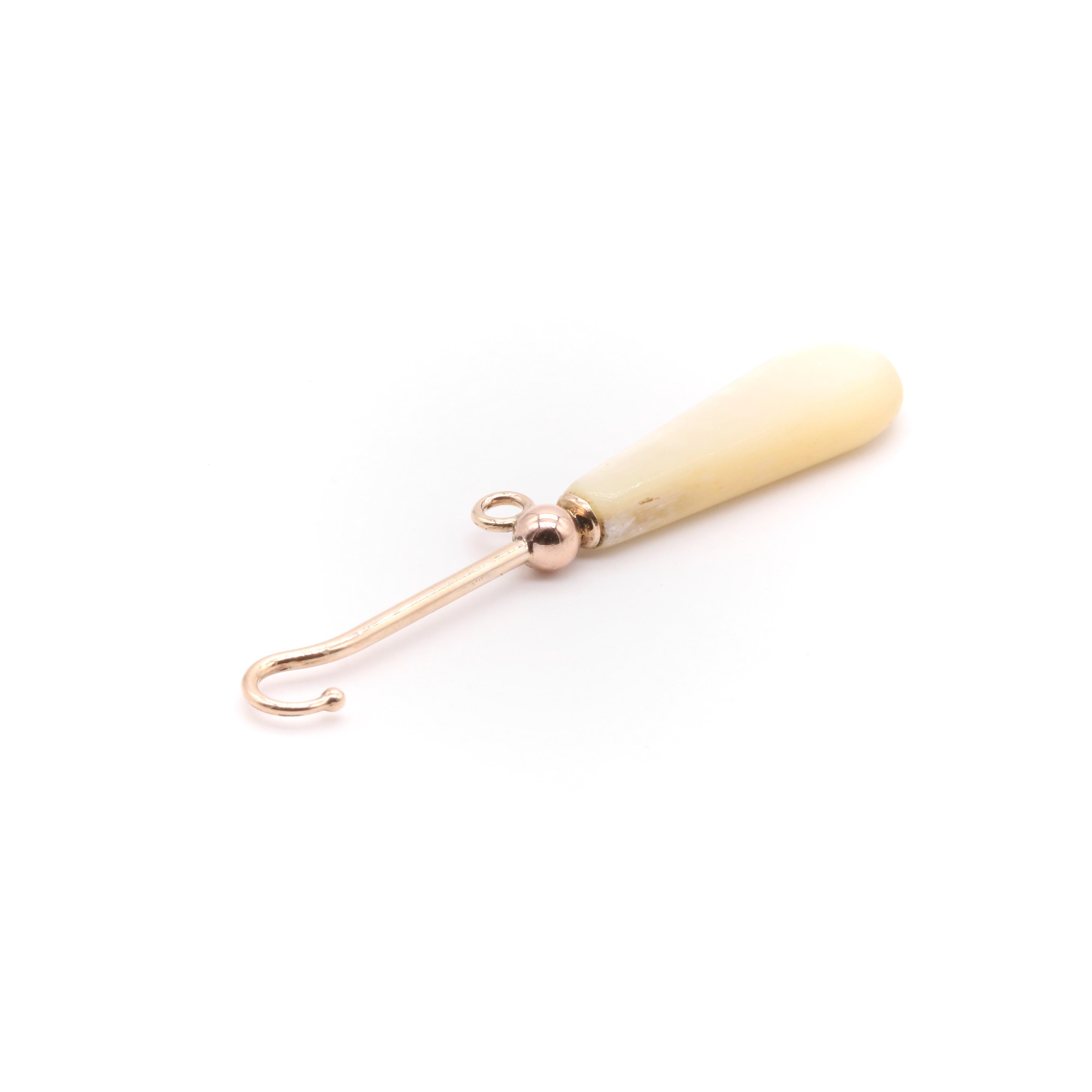 Taille cabochon Crochet bouton ancien en or rose 9K et nacre en vente