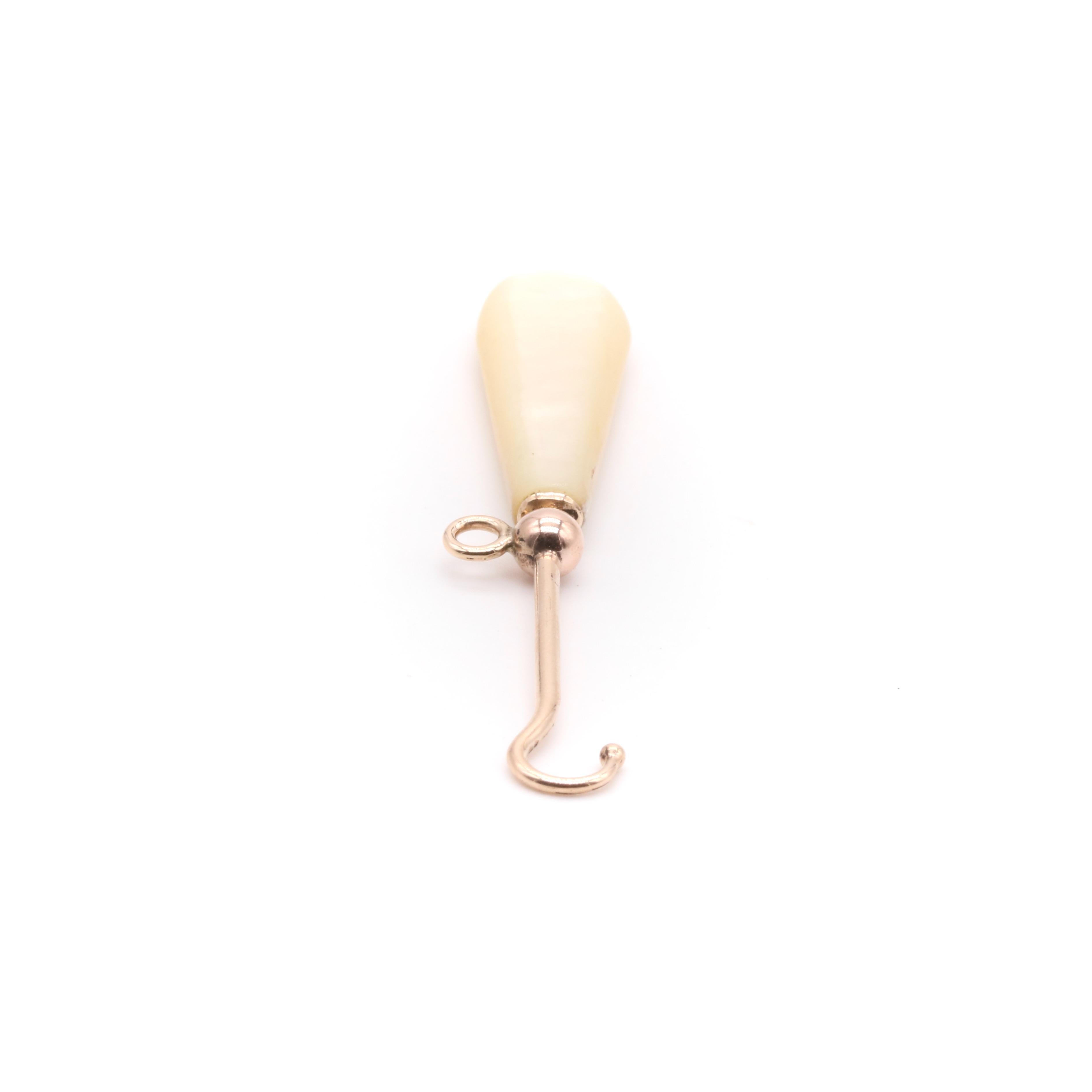 Crochet bouton ancien en or rose 9K et nacre Unisexe en vente